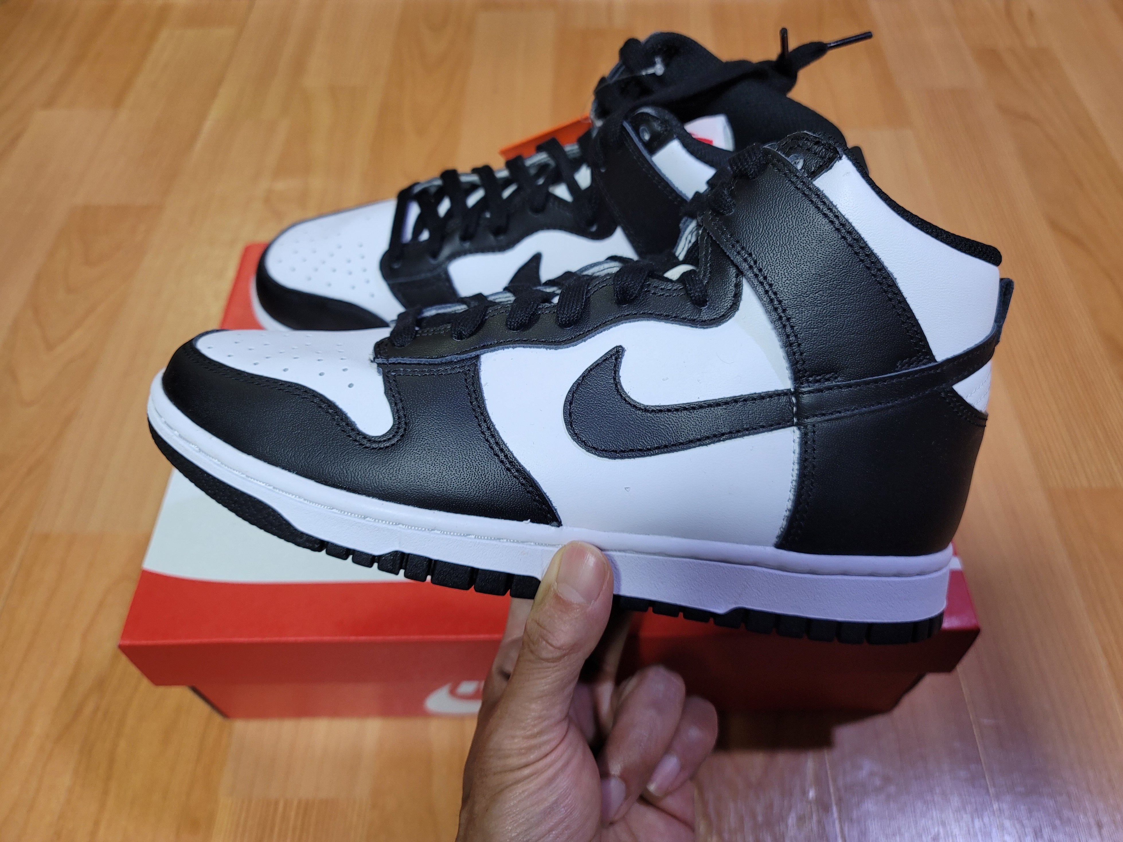 (W) Nike Dunk High Black and White 착용 스타일 - 1