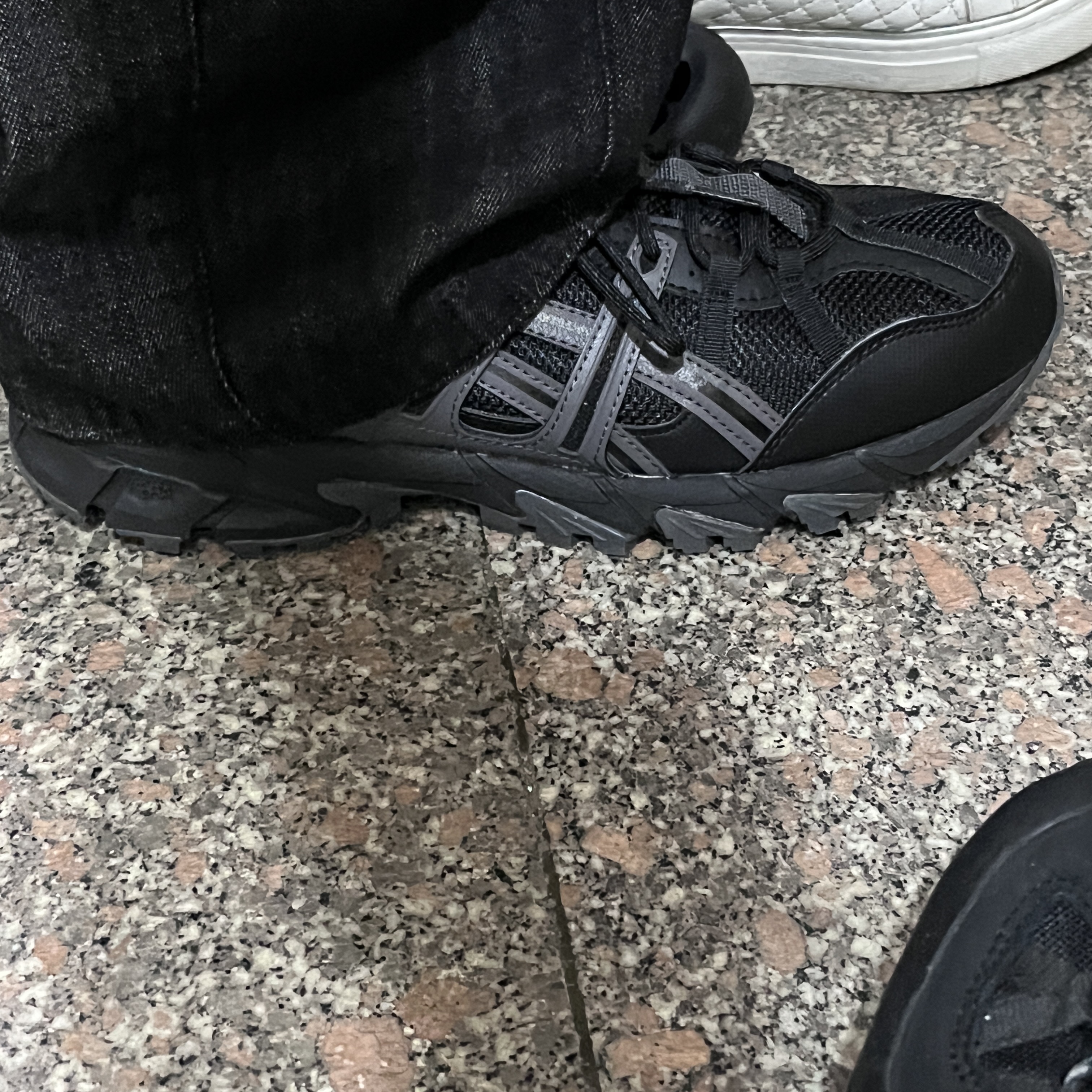 Asics Gel-Sonoma 15-50 Black Obsidian Grey 착용 스타일 - 1