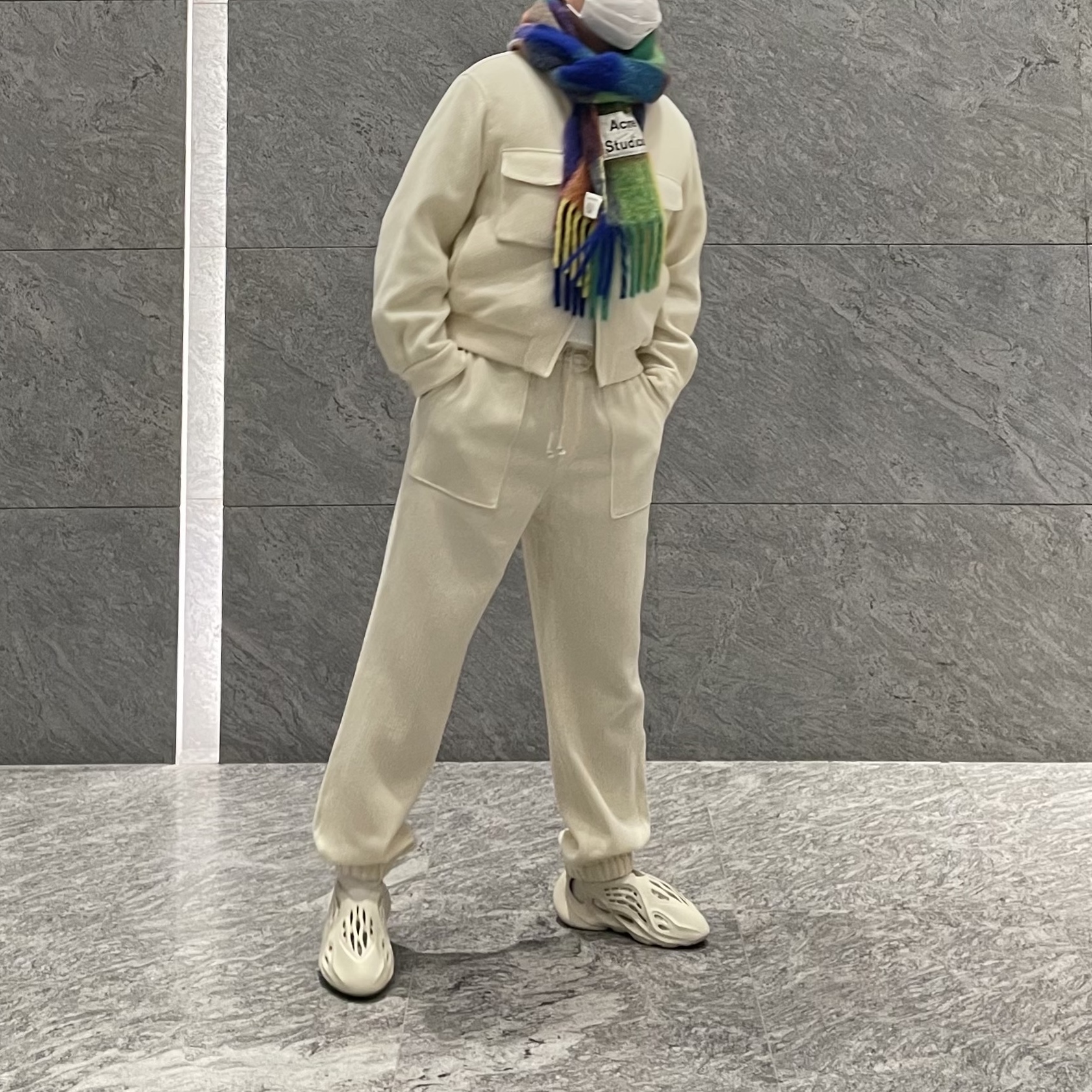 Adidas Yeezy Foam RNNR Sand, Acne Studios Multi Check Muffler Blue Orange Green 착용 스타일