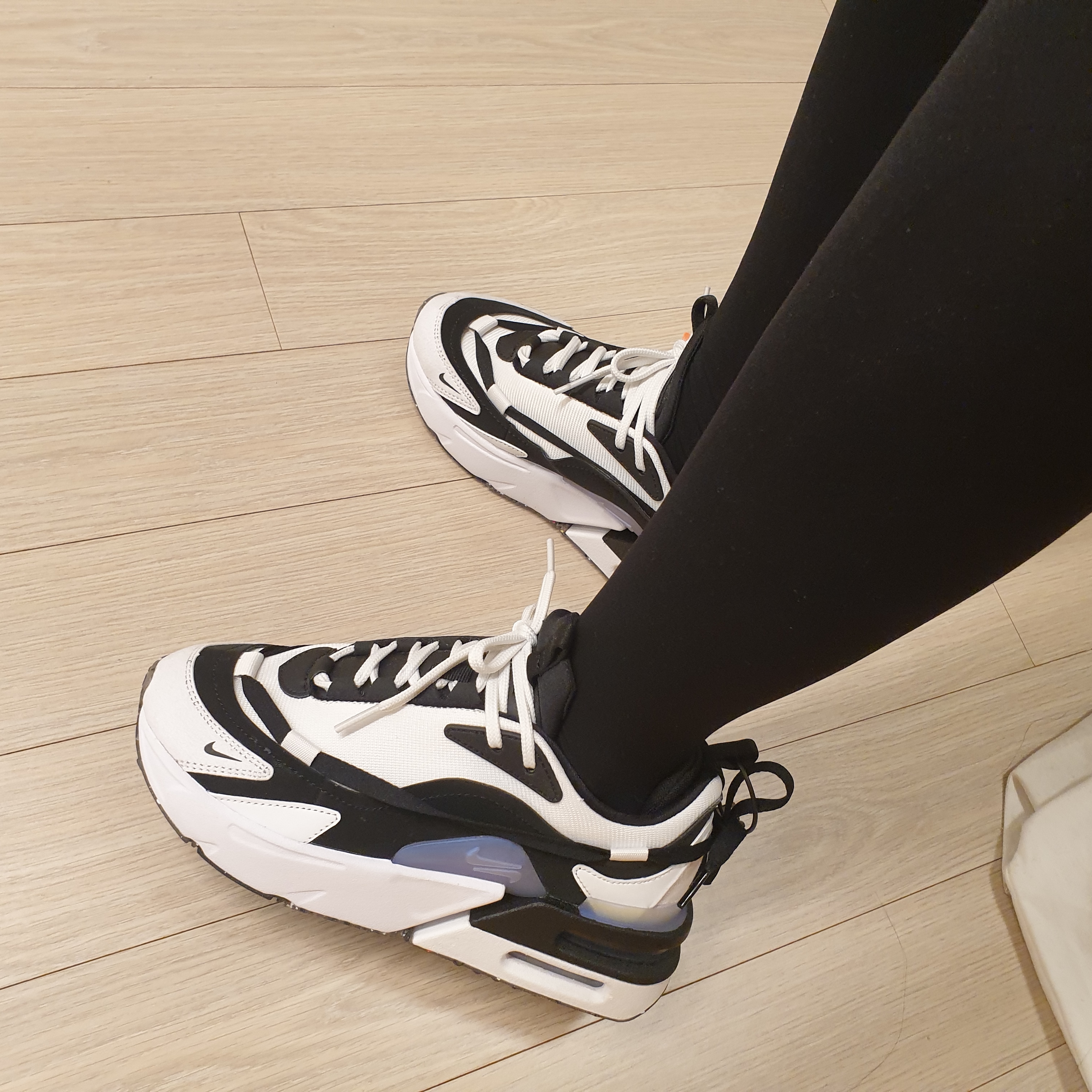 (W) Nike Air Max Furyosa Black Summit White 착용 스타일 - 3