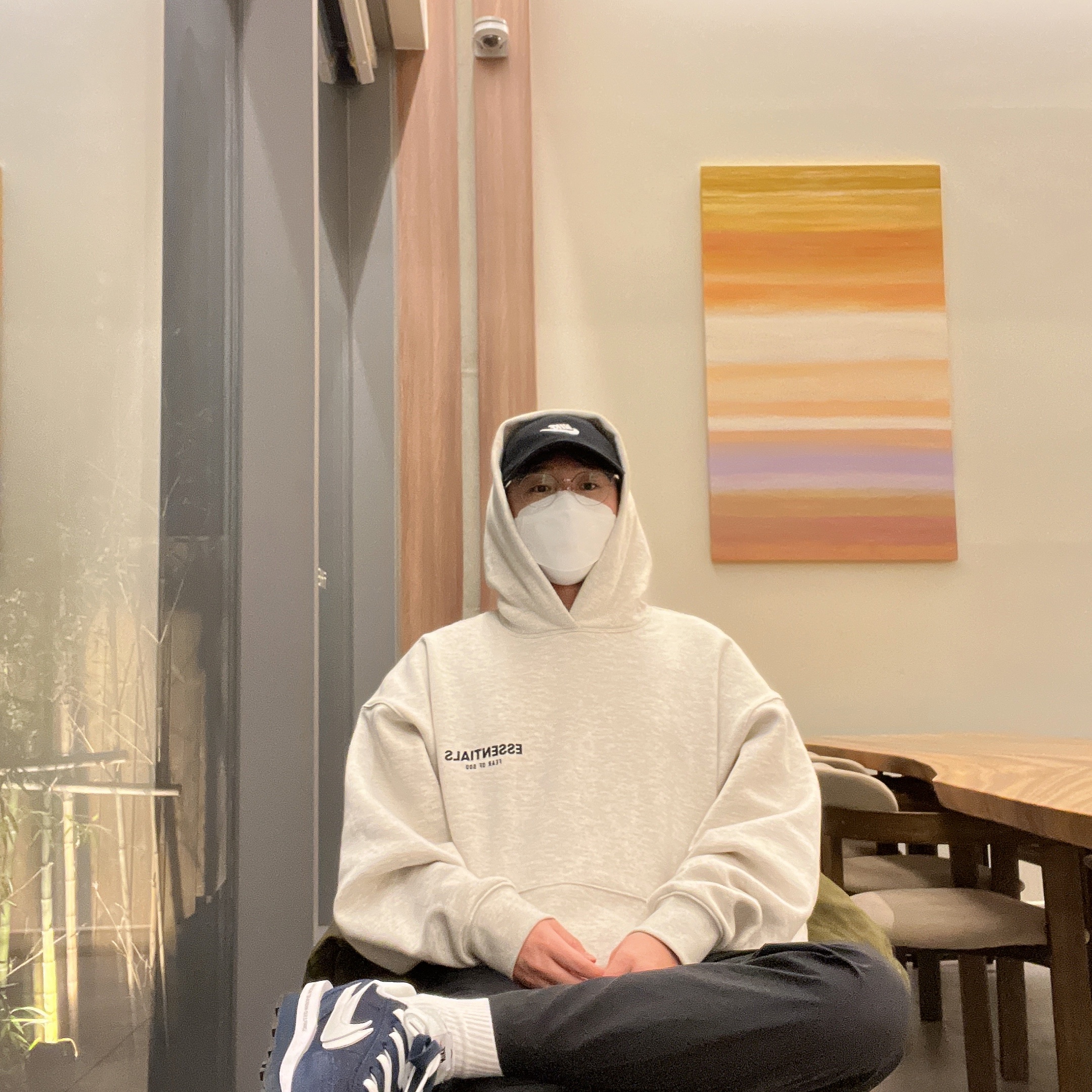 Essentials The Core Collection Hoodie Light Oatmeal, Nike x Sacai x Fragment LDWaffle Blackened Blue 착용 스타일