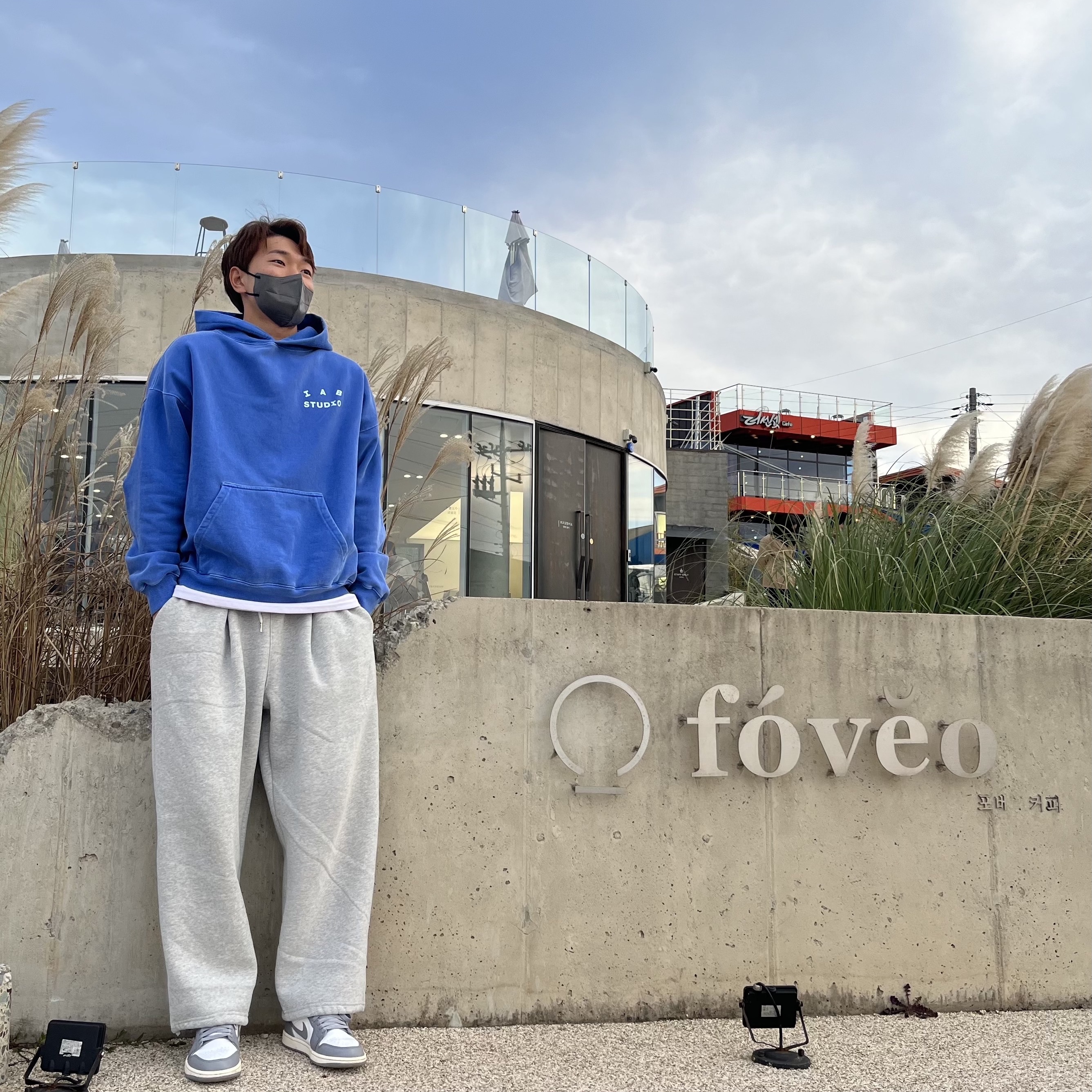 Jordan 1 Low Stealth and White, IAB Studio Pigment Hoodie Royal Blue - 22FW 착용 스타일