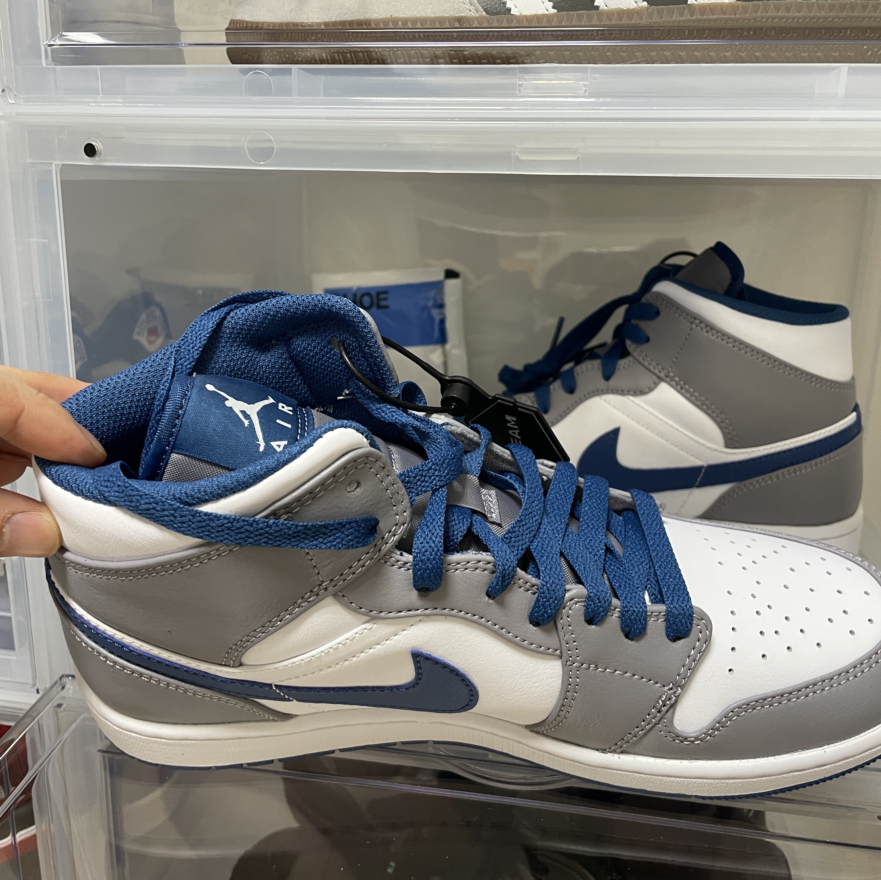 Jordan 1 Mid Cement Grey True Blue 착용 스타일 - 2