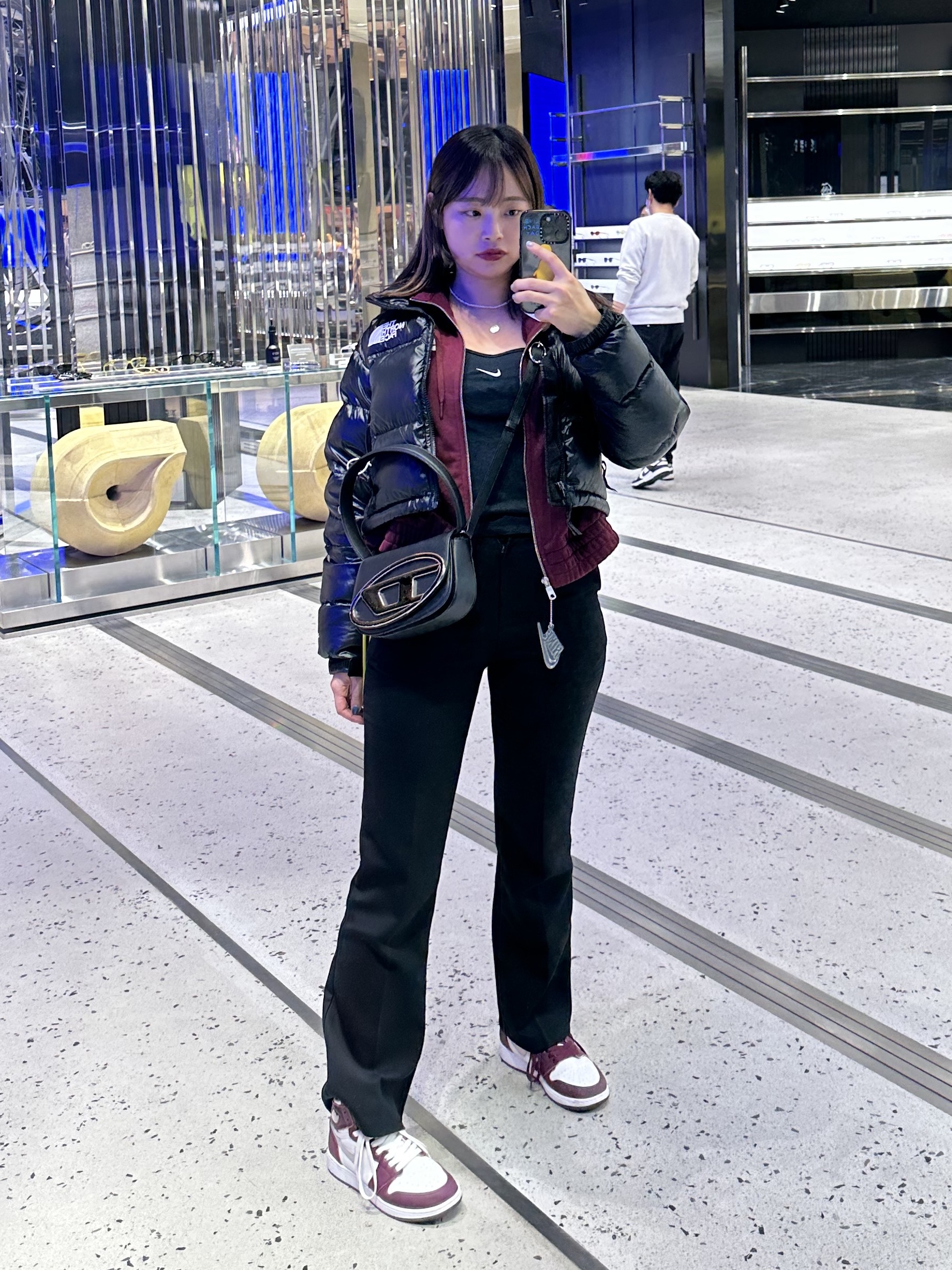 (W) The North Face Nuptse Short Jacket TNF Black, Diesel 1DR Shoulder Bag in Nappa Leather Black 착용 스타일 - 2