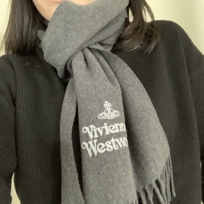 Vivienne Westwood  Embroidered Lambswool Muffler Grey 착용 스타일