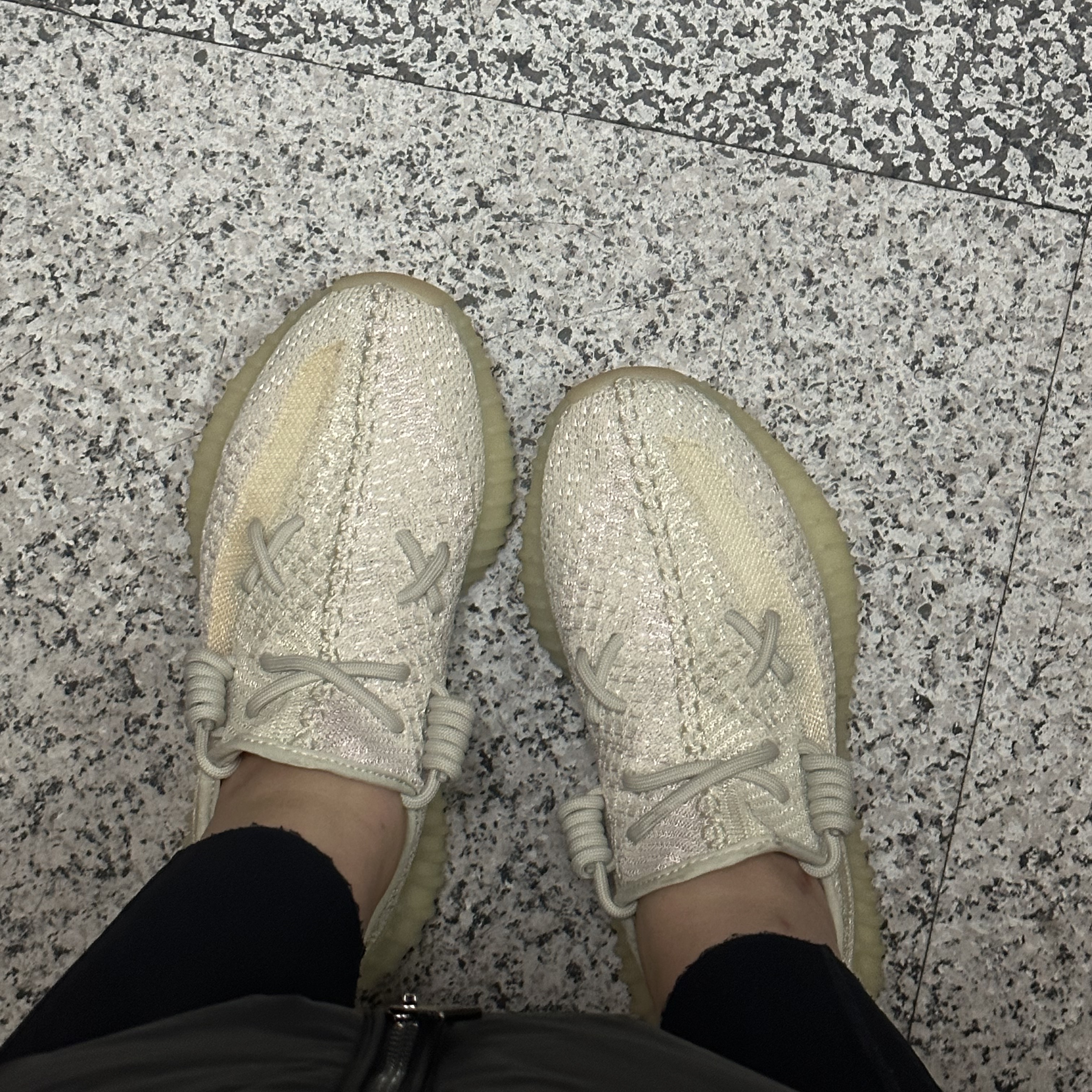 Adidas Yeezy Boost 350 V2 Light 착용 스타일 - 2
