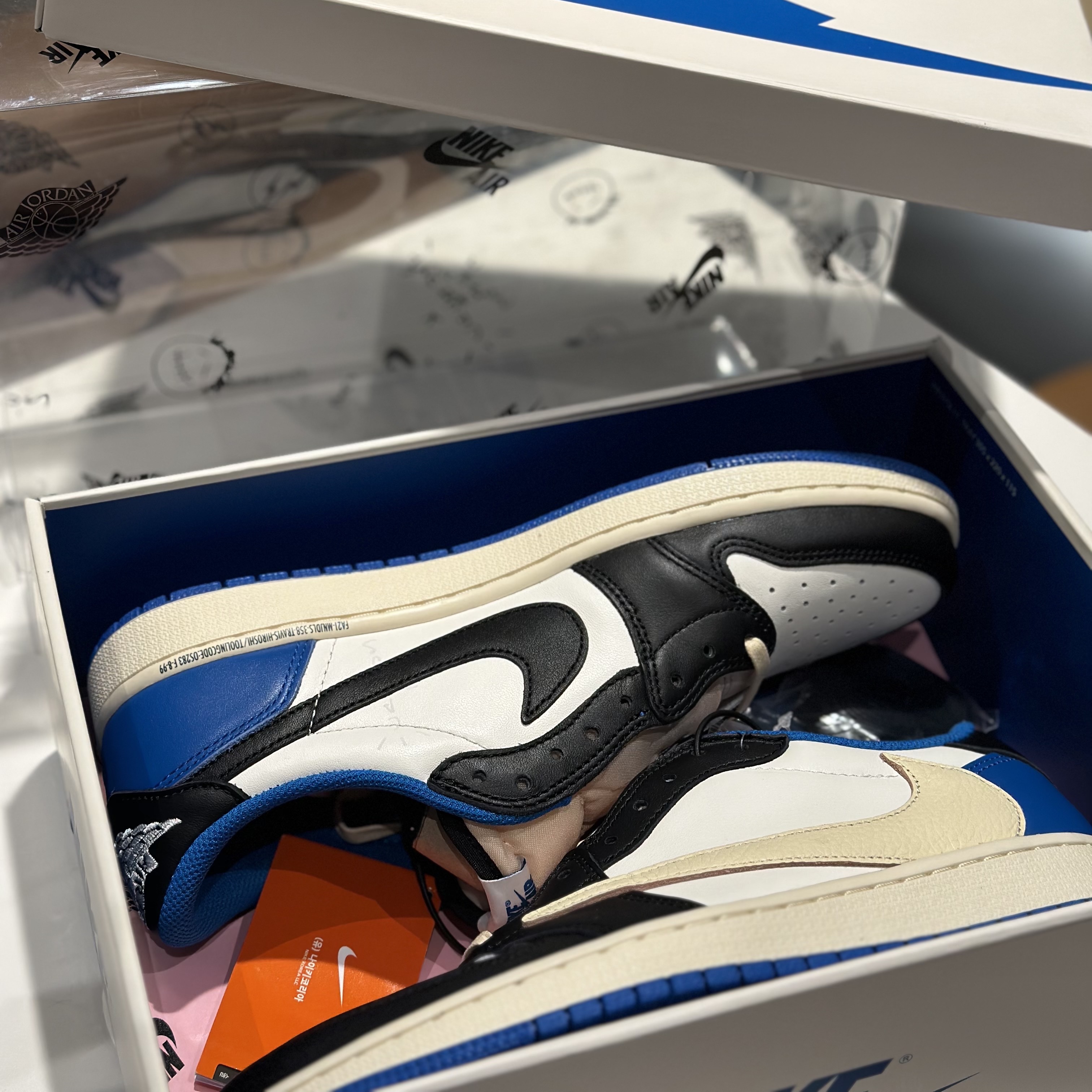 Jordan 1 x Travis Scott x Fragment Retro Low OG SP Military Blue 착용 스타일