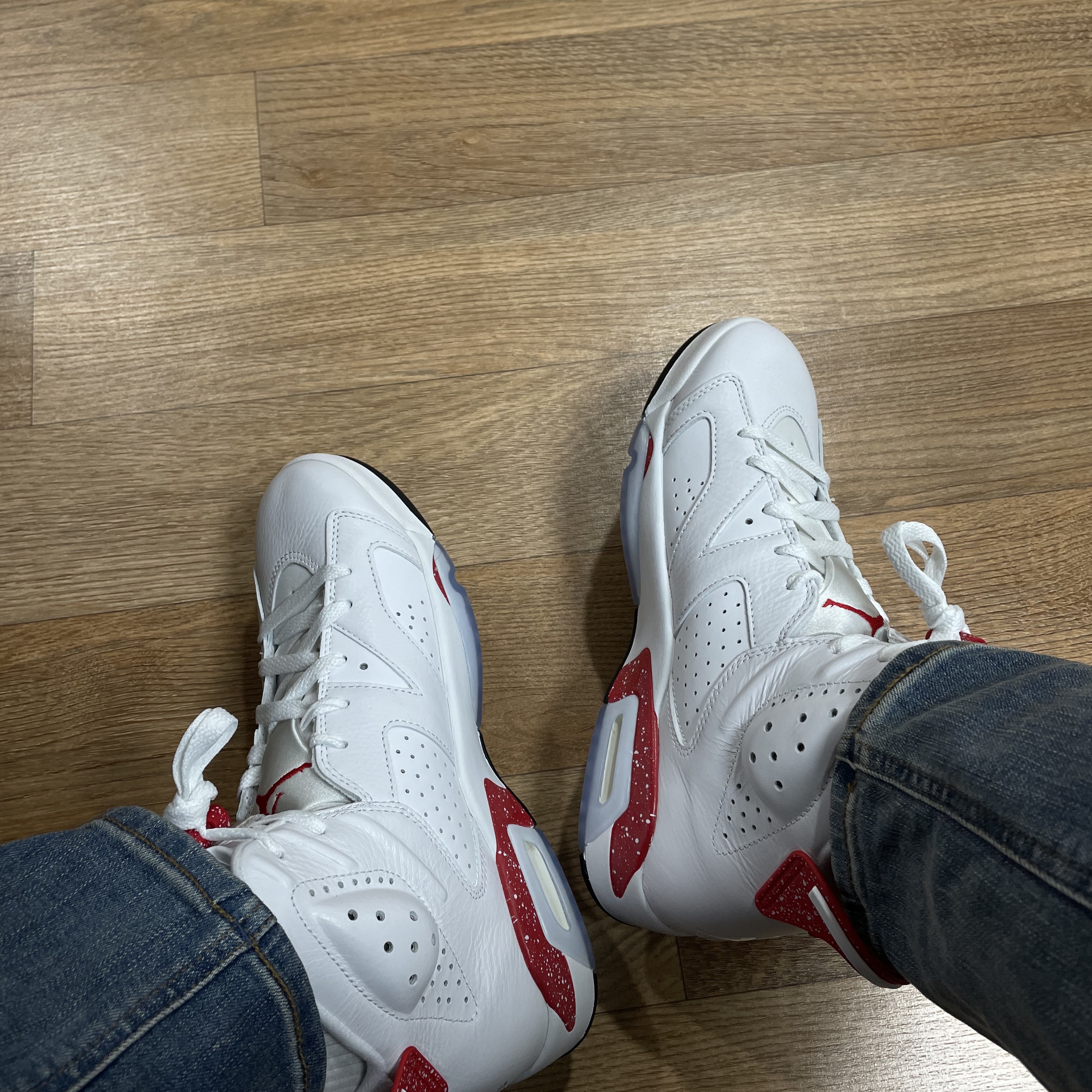 Jordan 6 Retro White and University Red 착용 스타일 - 3