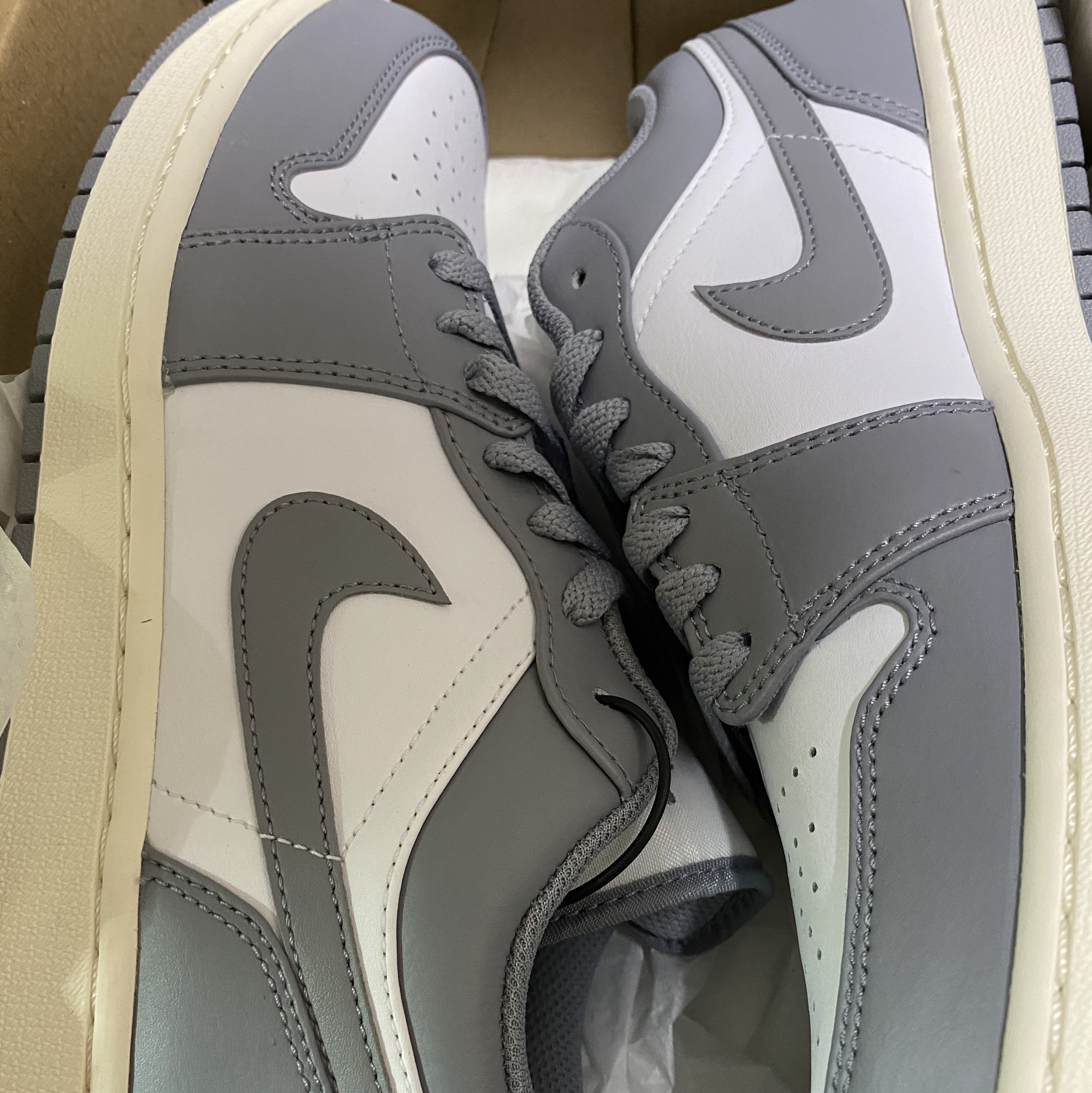Jordan 1 Low Stealth and White 착용 스타일