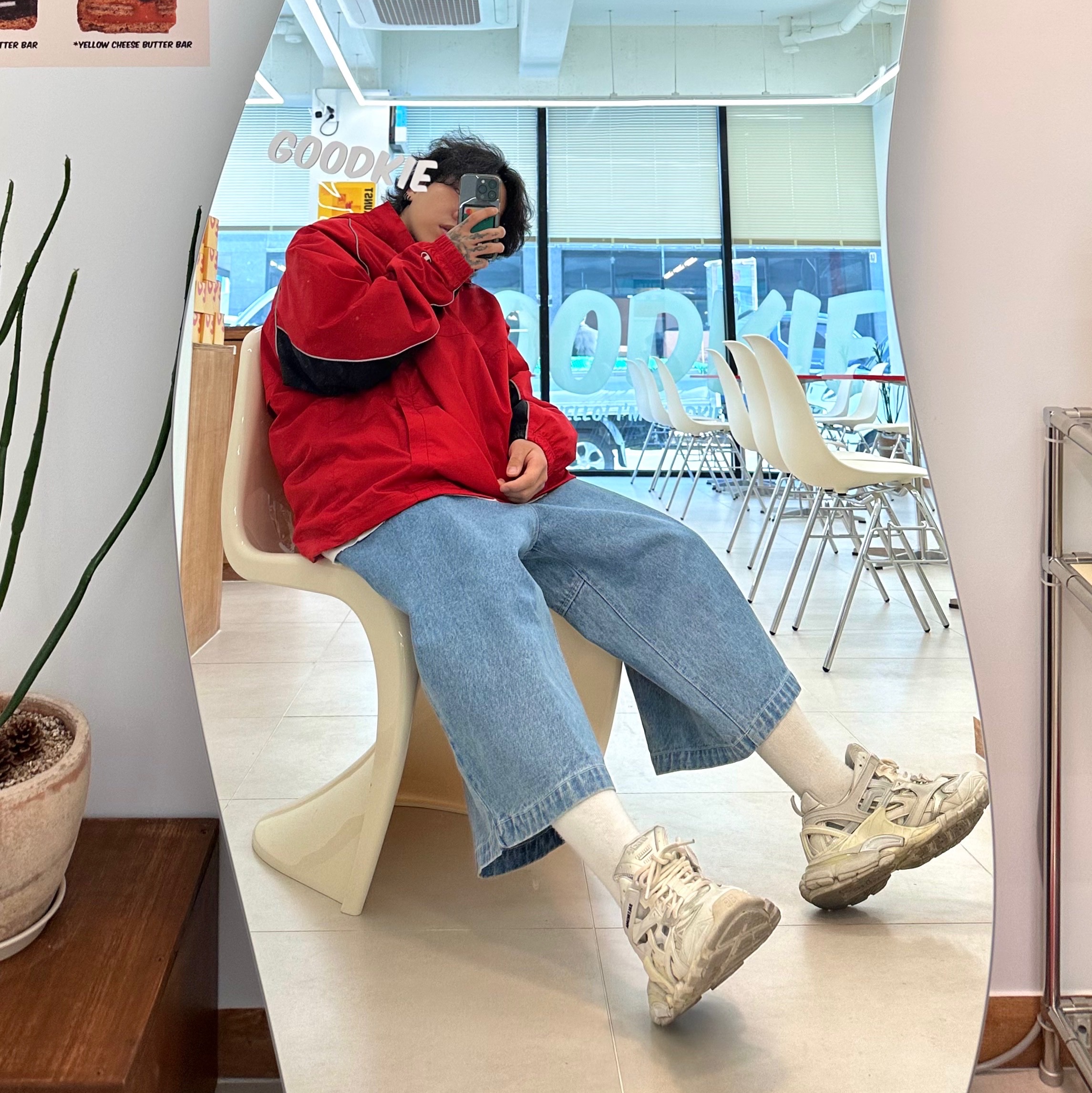 Balenciaga Track.2 Sneakers White Grey 착용 스타일 - 2