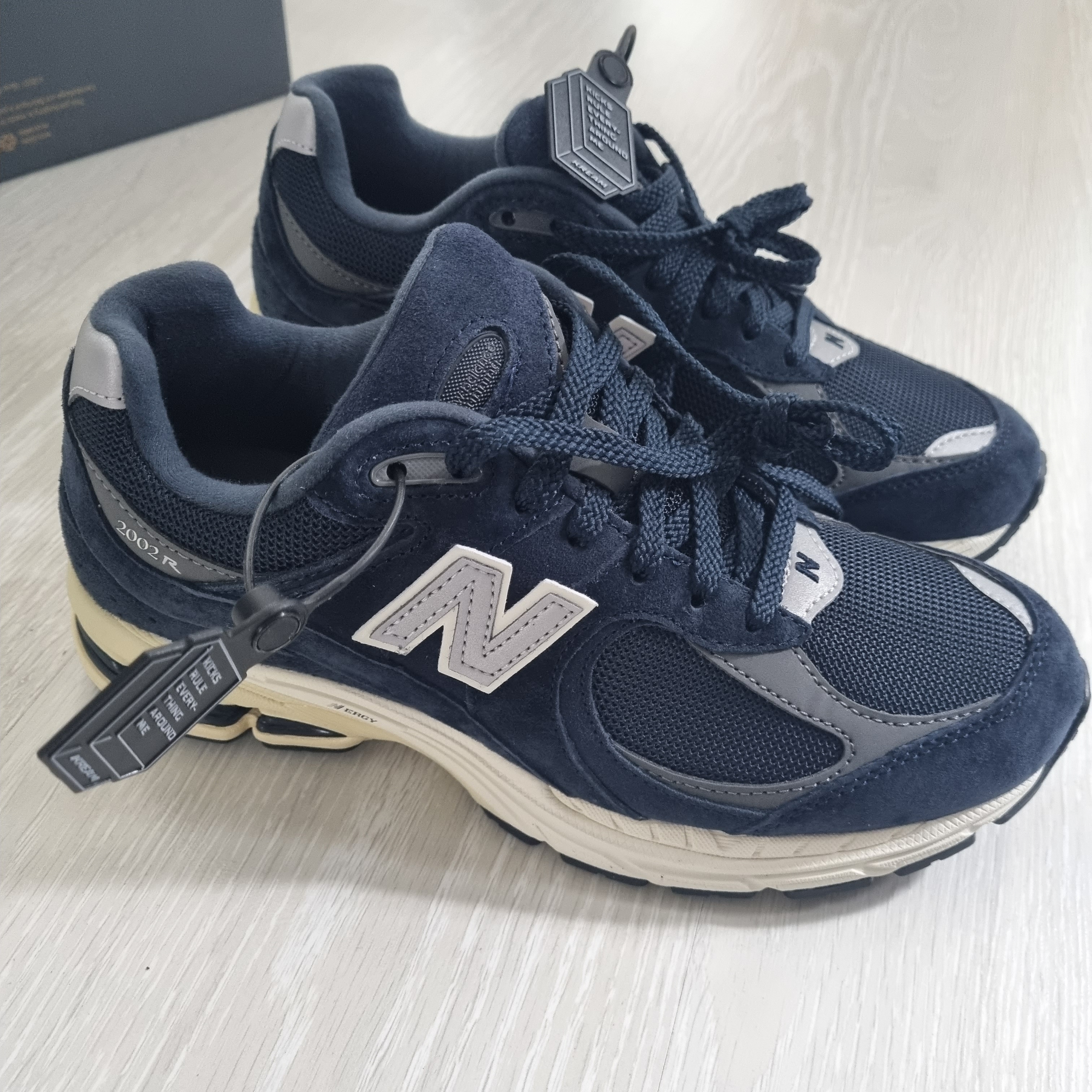 New Balance 2002R Eclipse Castlerock 착용 스타일