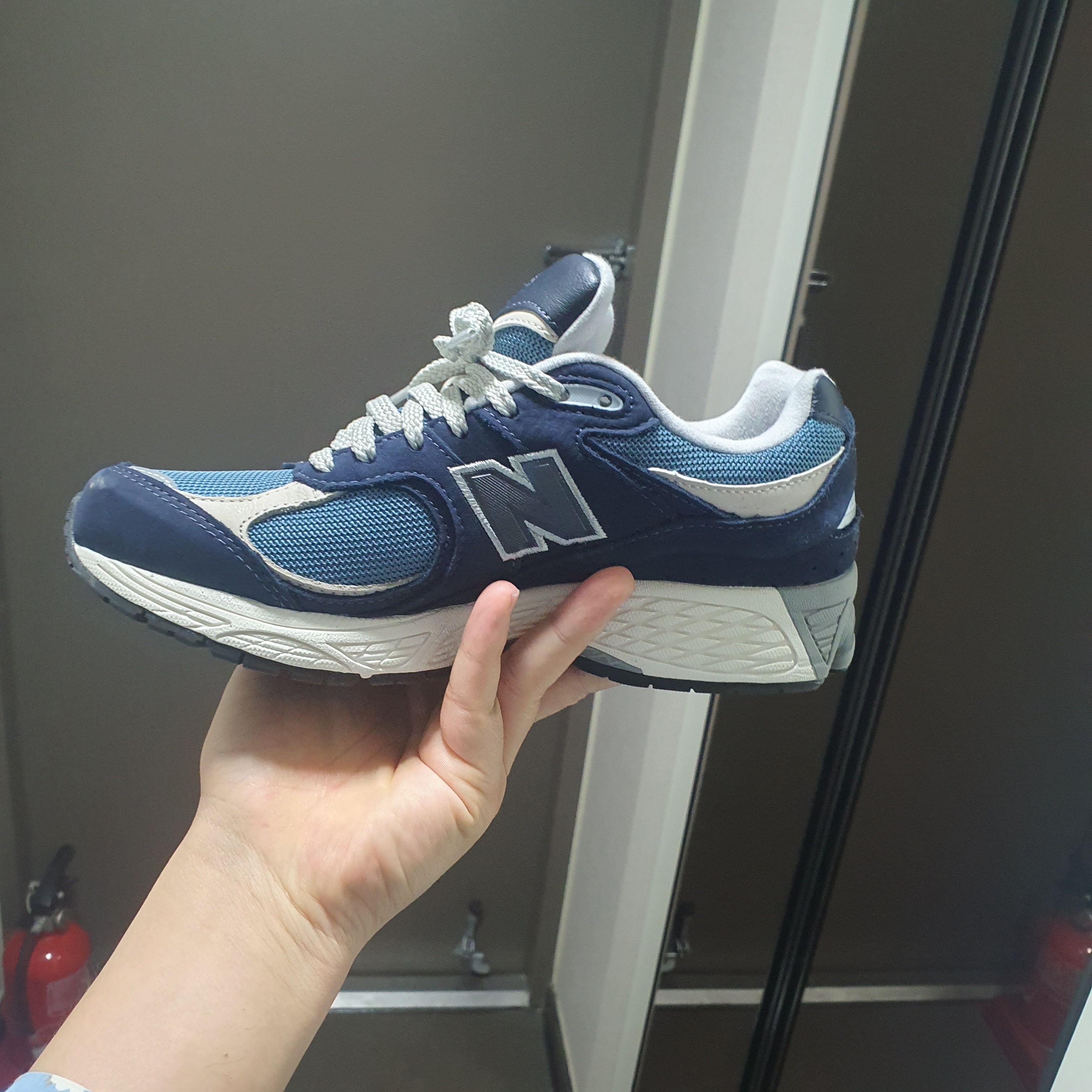 New Balance 2002R Dark Navy 착용 스타일 - 2