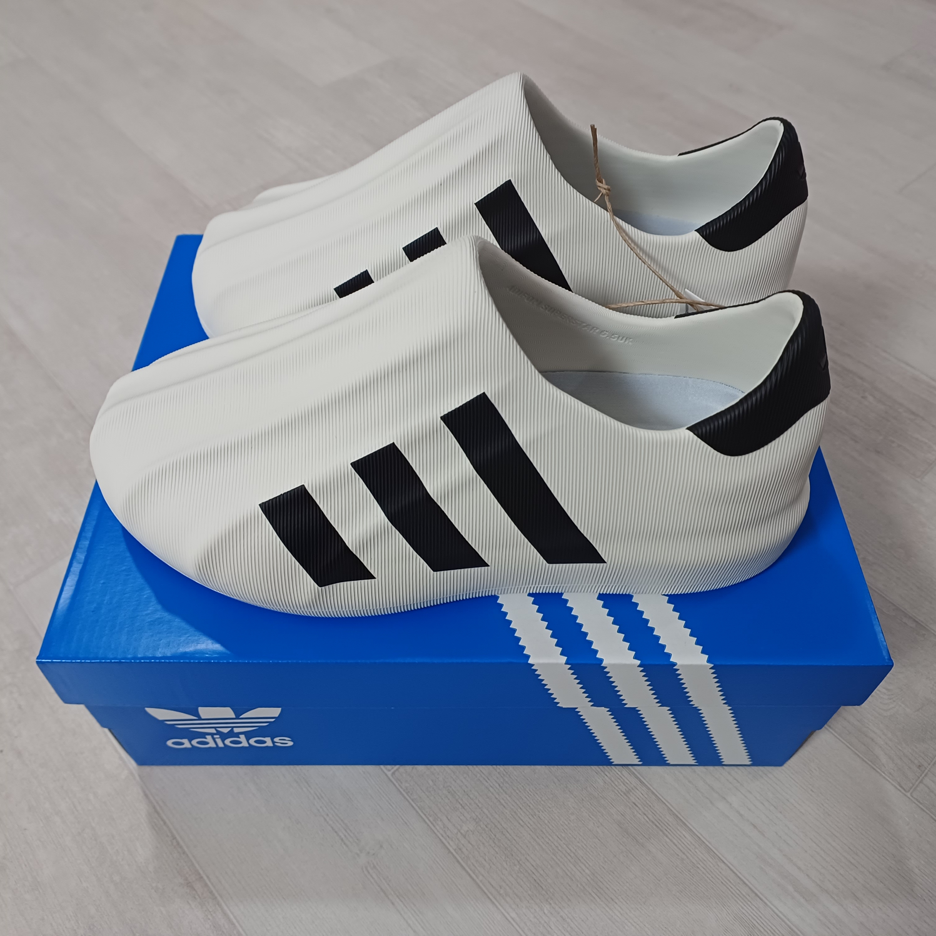 Adidas Adifom Superstar Core White 착용 스타일 - 2