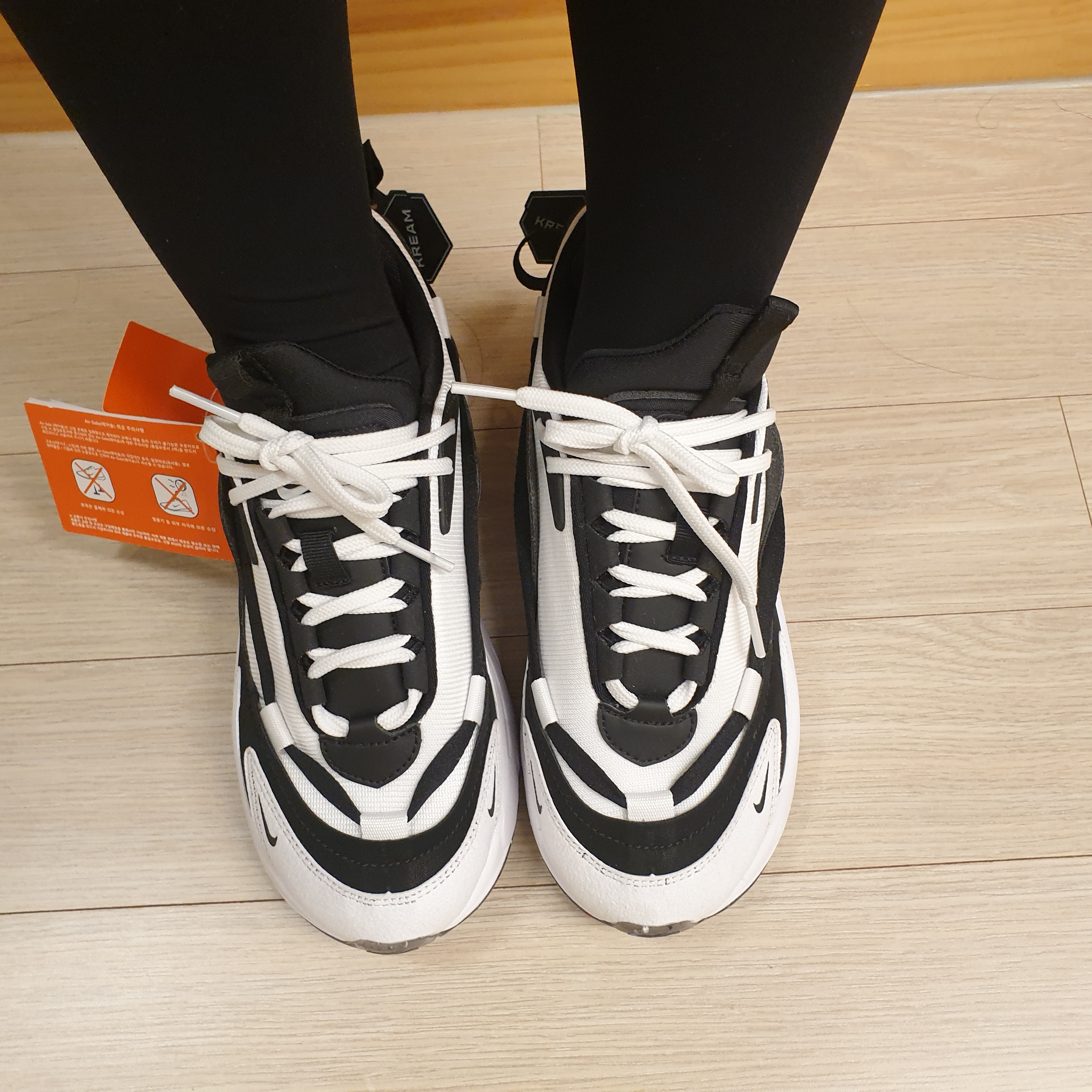 (W) Nike Air Max Furyosa Black Summit White 착용 스타일 - 2