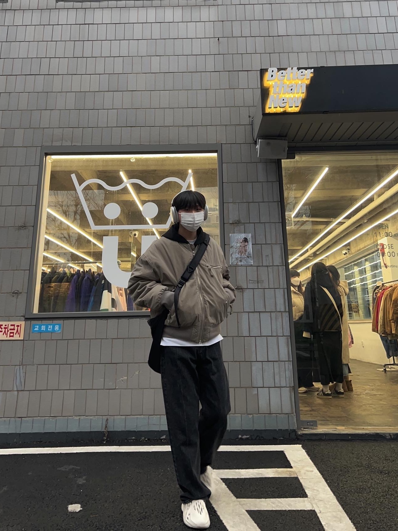 Adidas Yeezy Foam RNNR Sand, Apple AirPods Max Lightning Silver (Korean Ver.) 착용 스타일 - 1