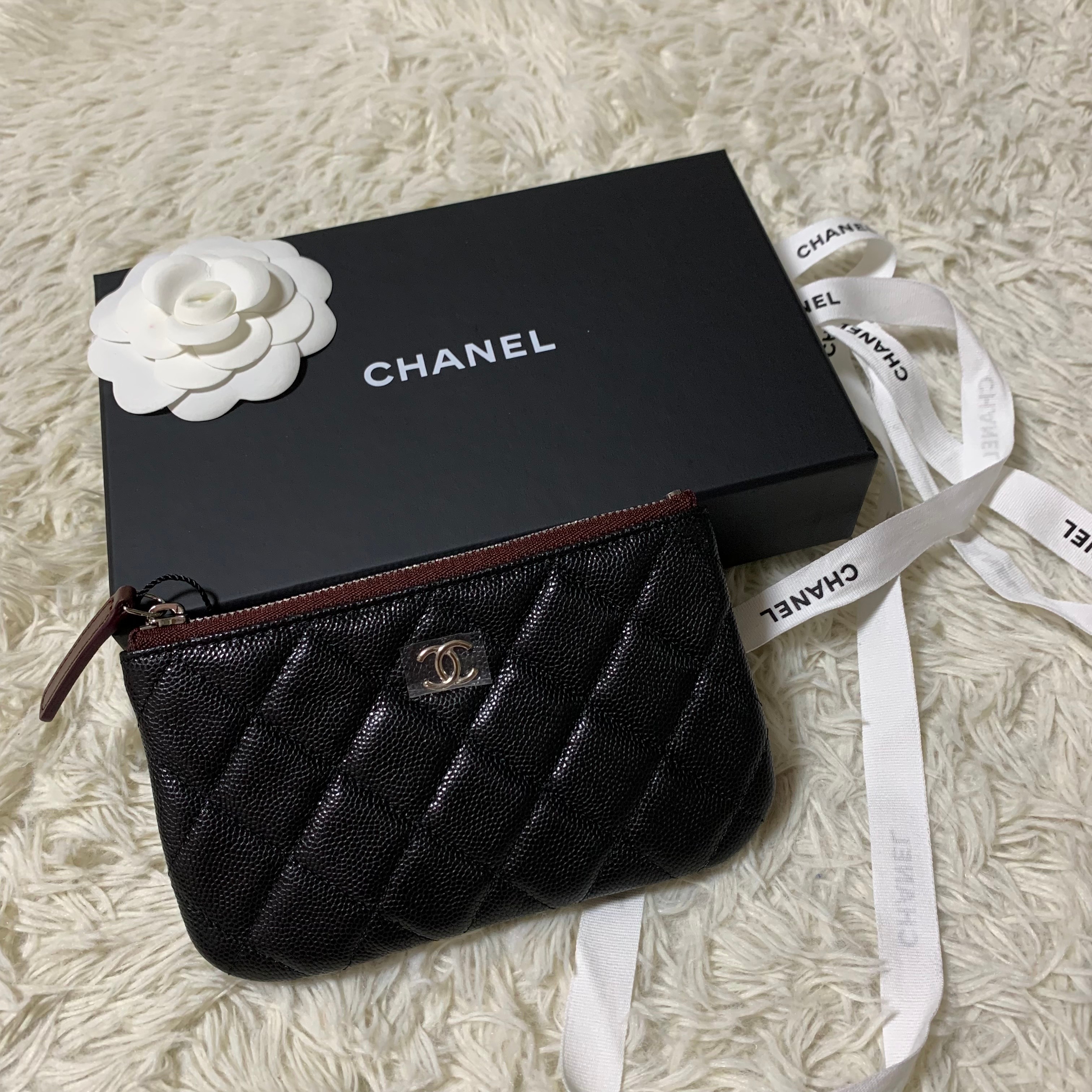 Chanel Classic Mini Pouch Grained Calfskin & Silver Black 착용 스타일 - 2