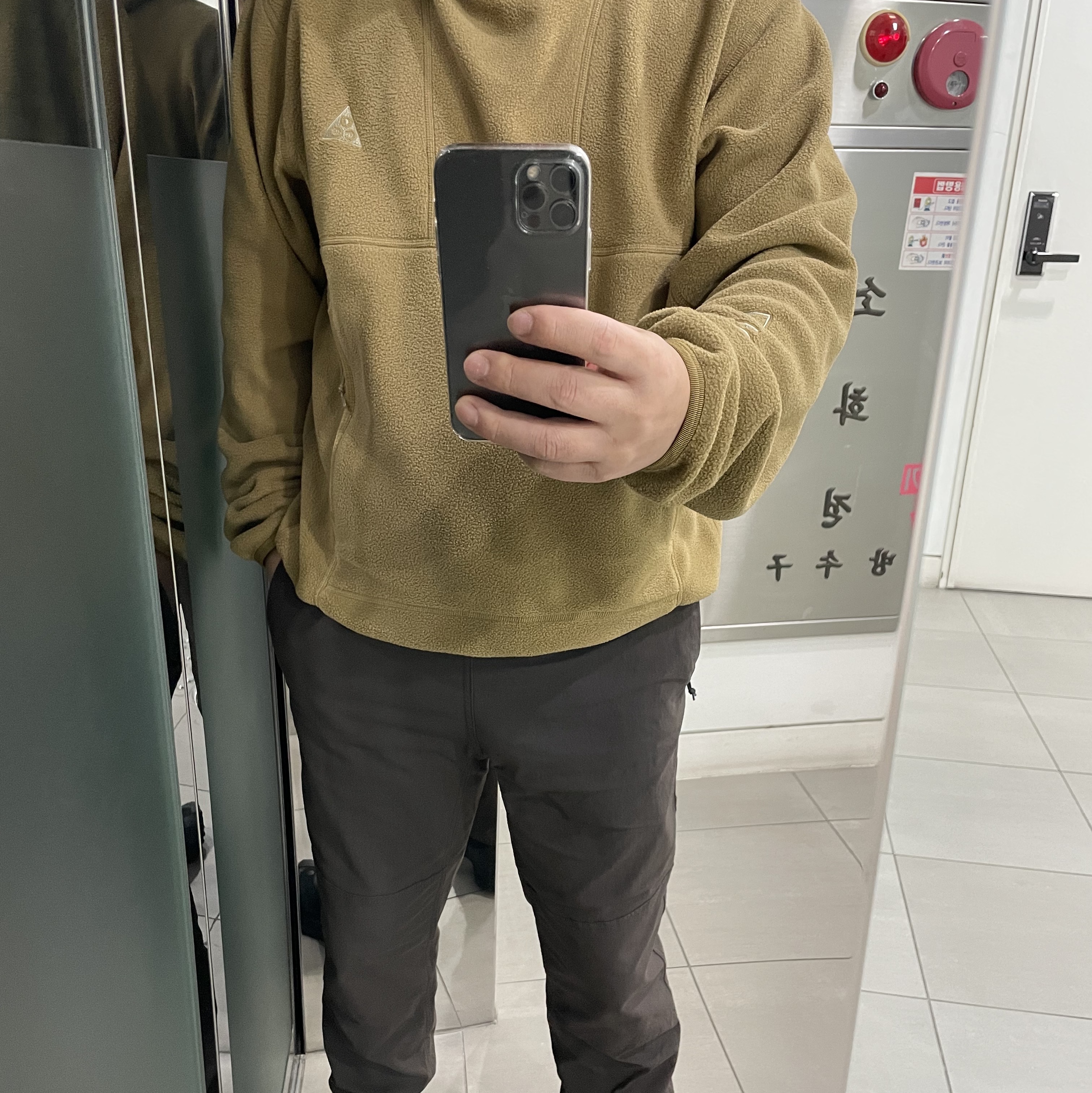 Nike ACG Sun farer Trail Pants Ironstone - Asia, Nike ACG Polartec Wolf Tree Pullover Hoodie Golden Beige - Asia 착용 스타일 - 2