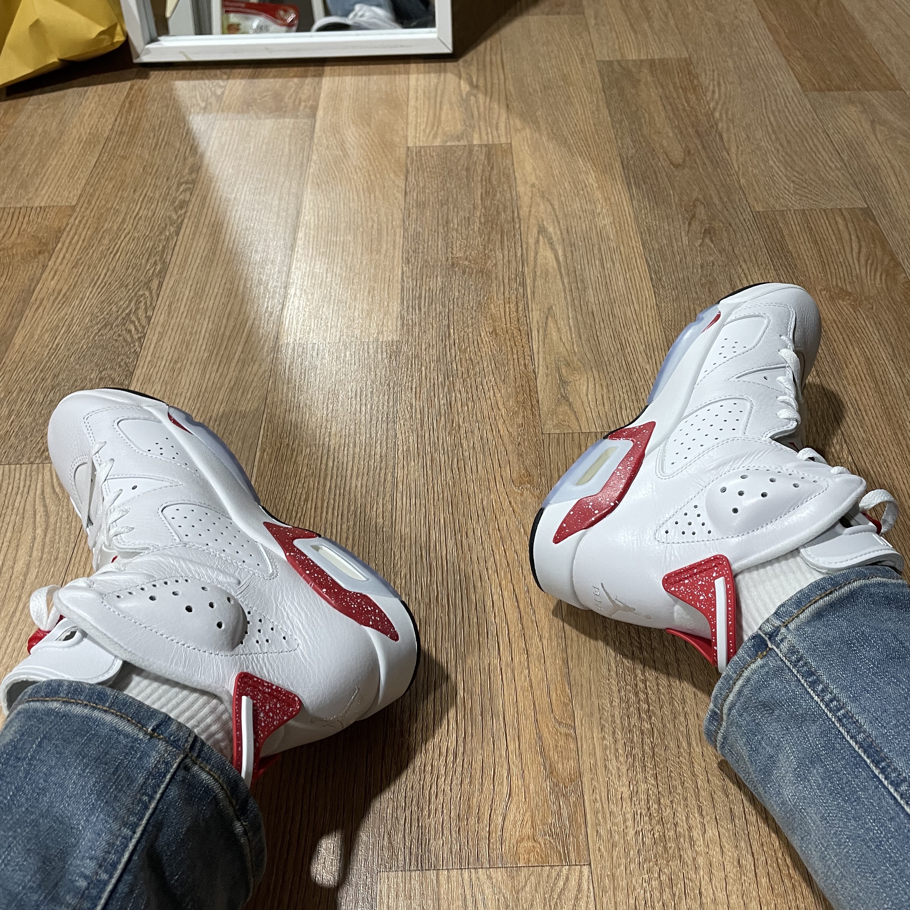 Jordan 6 Retro White and University Red 착용 스타일 - 2
