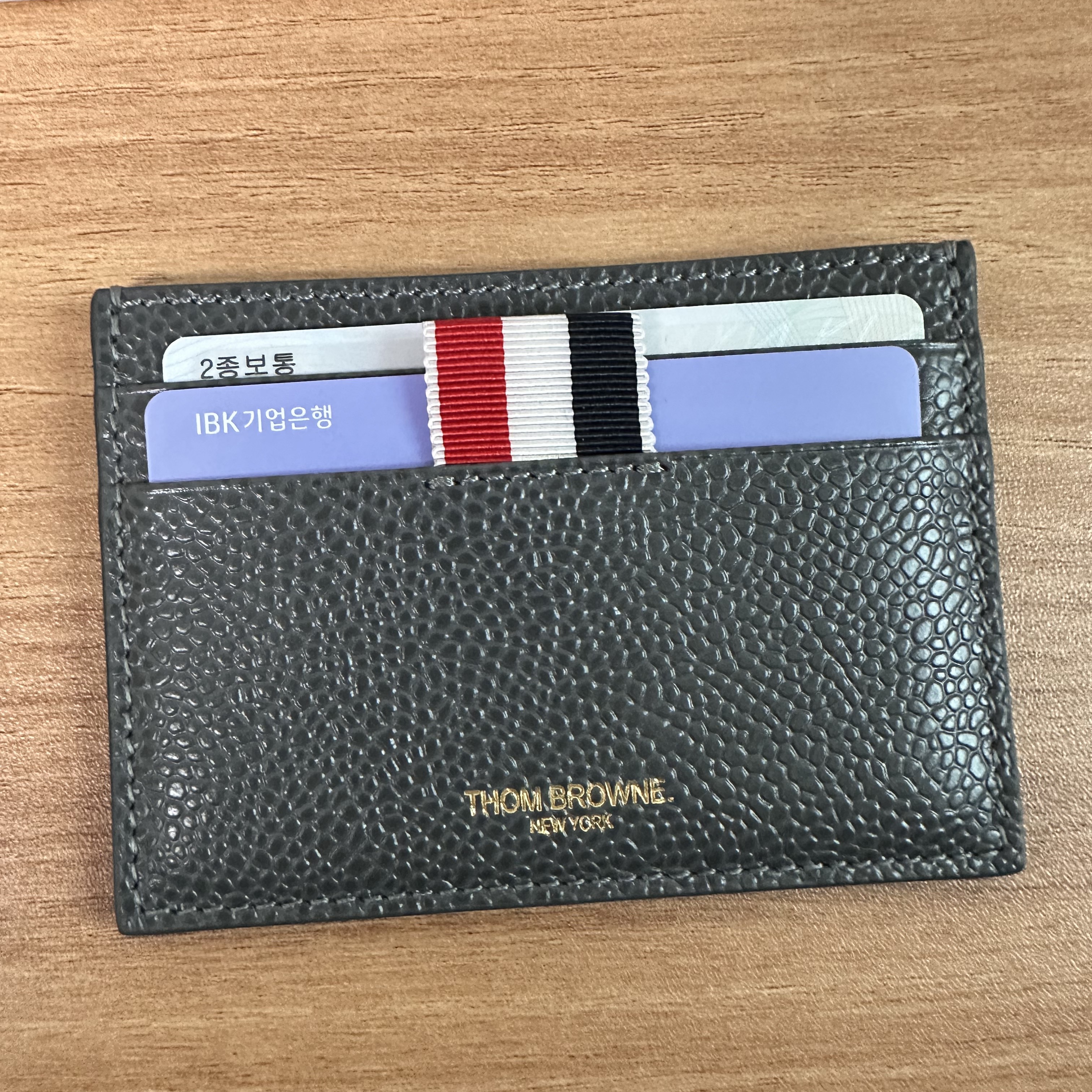 Thom Browne Pebble Grain Leather Stripe Single Card Holder Dark Grey 착용 스타일