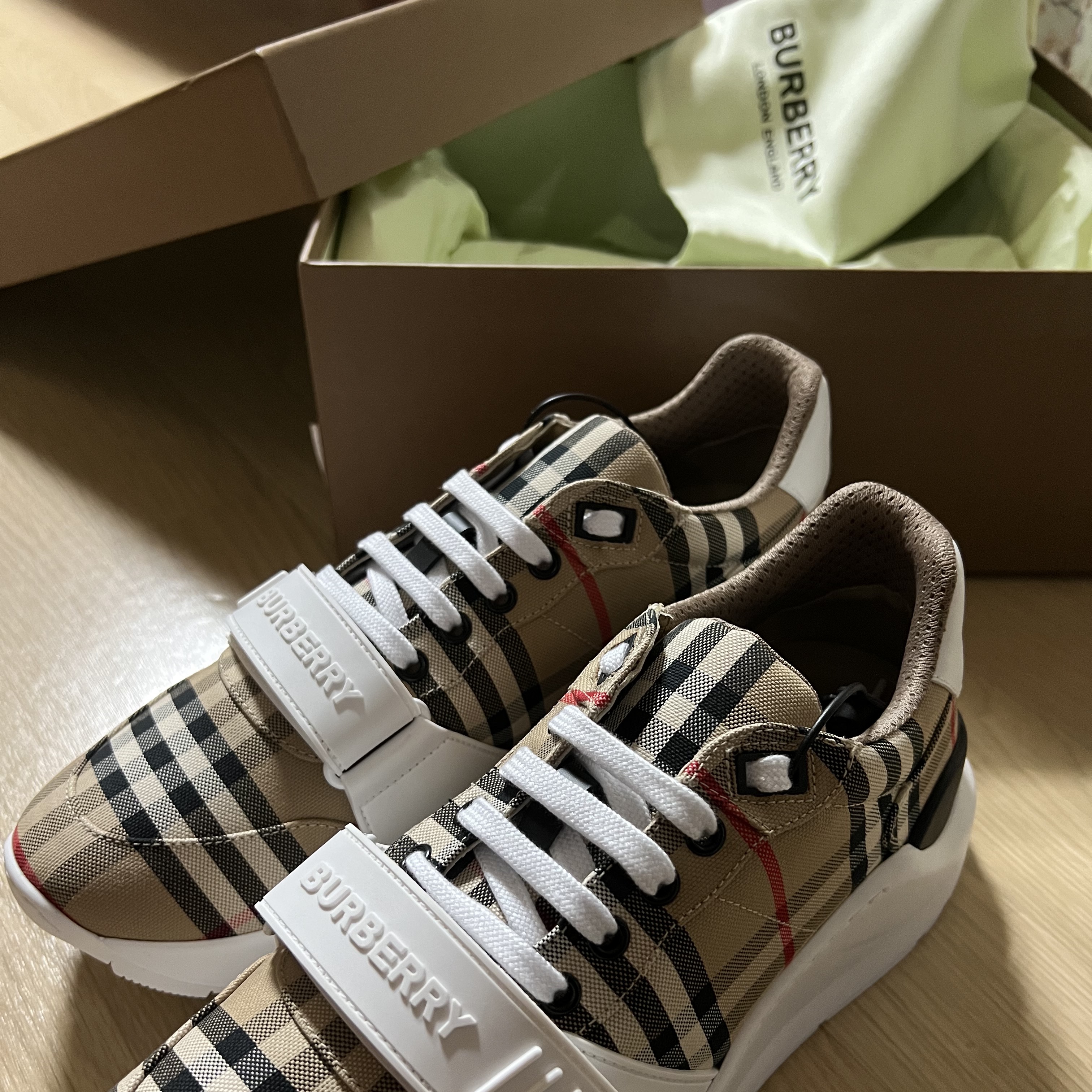 Burberry Vintage Check Suede Leather Sneakers Archive Beige 착용 스타일