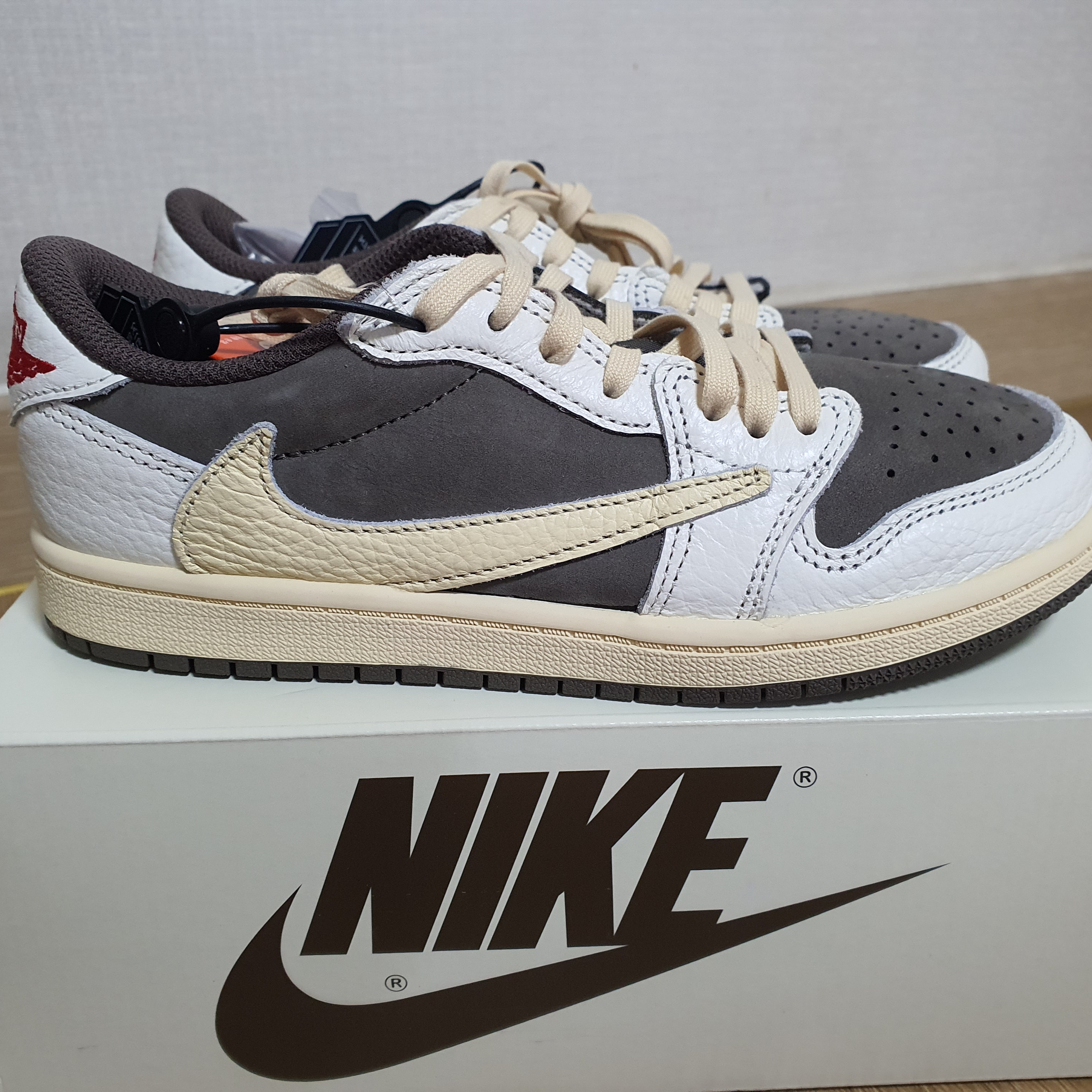 (PS) Jordan 1 x Travis Scott Retro Low OG SP Sail and Ridgerock 착용 스타일 - 1