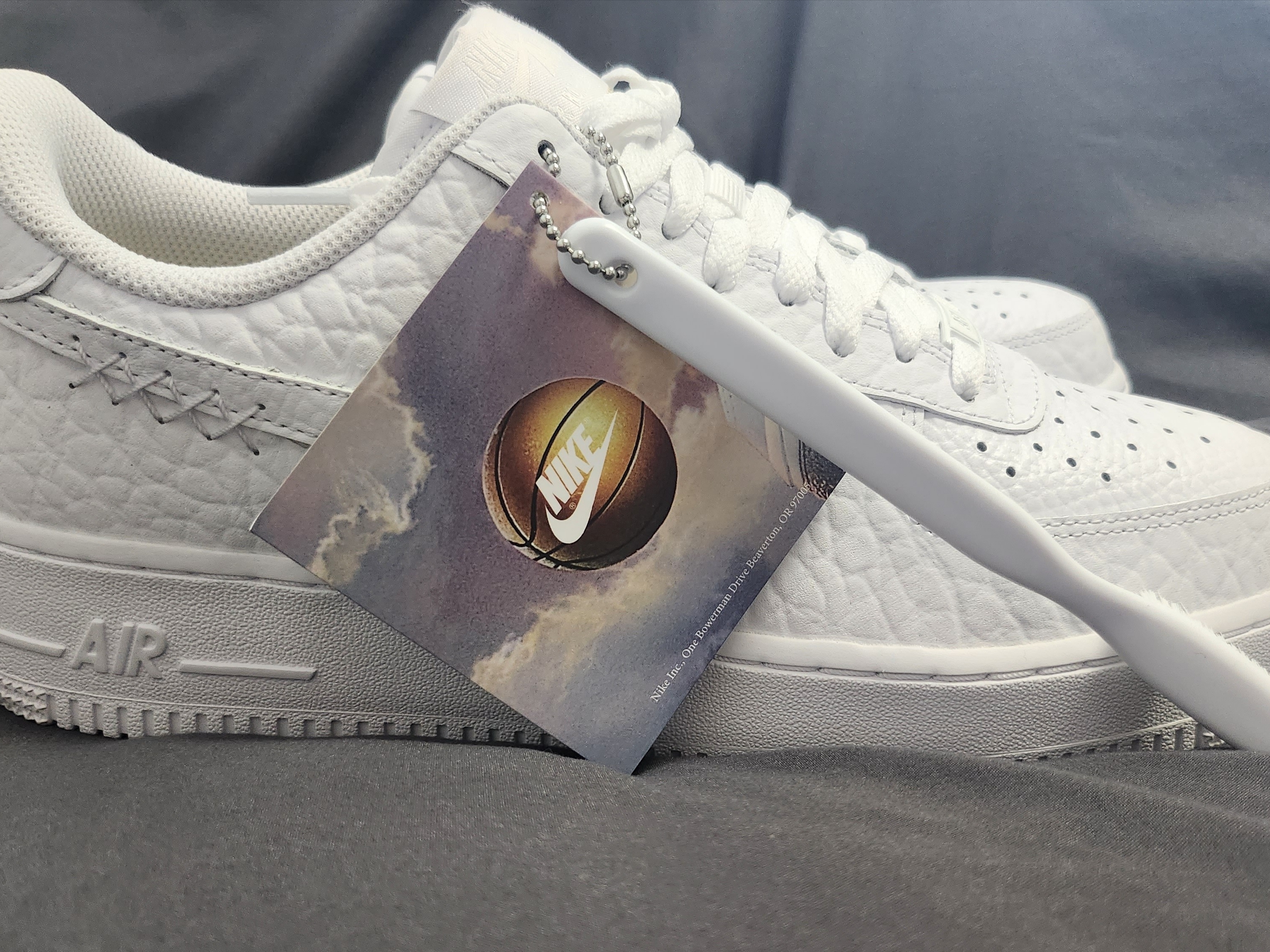 (W) Nike Air Force 1 '07 Color of the Month White Metallic Gold, Nike Air Force 1 '07 Low Triple Black 착용 스타일 - 2