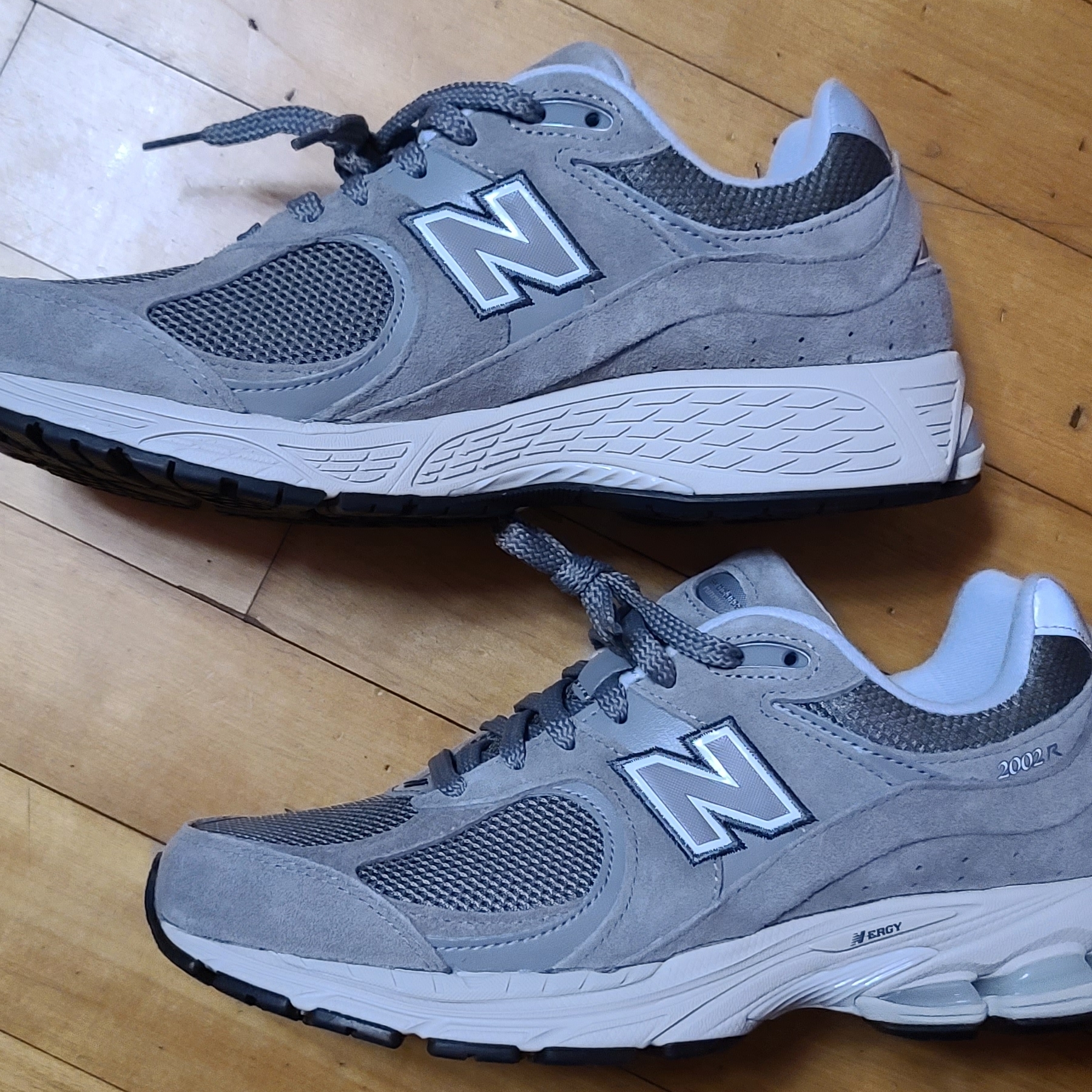 New Balance 2002R Grey 착용 스타일