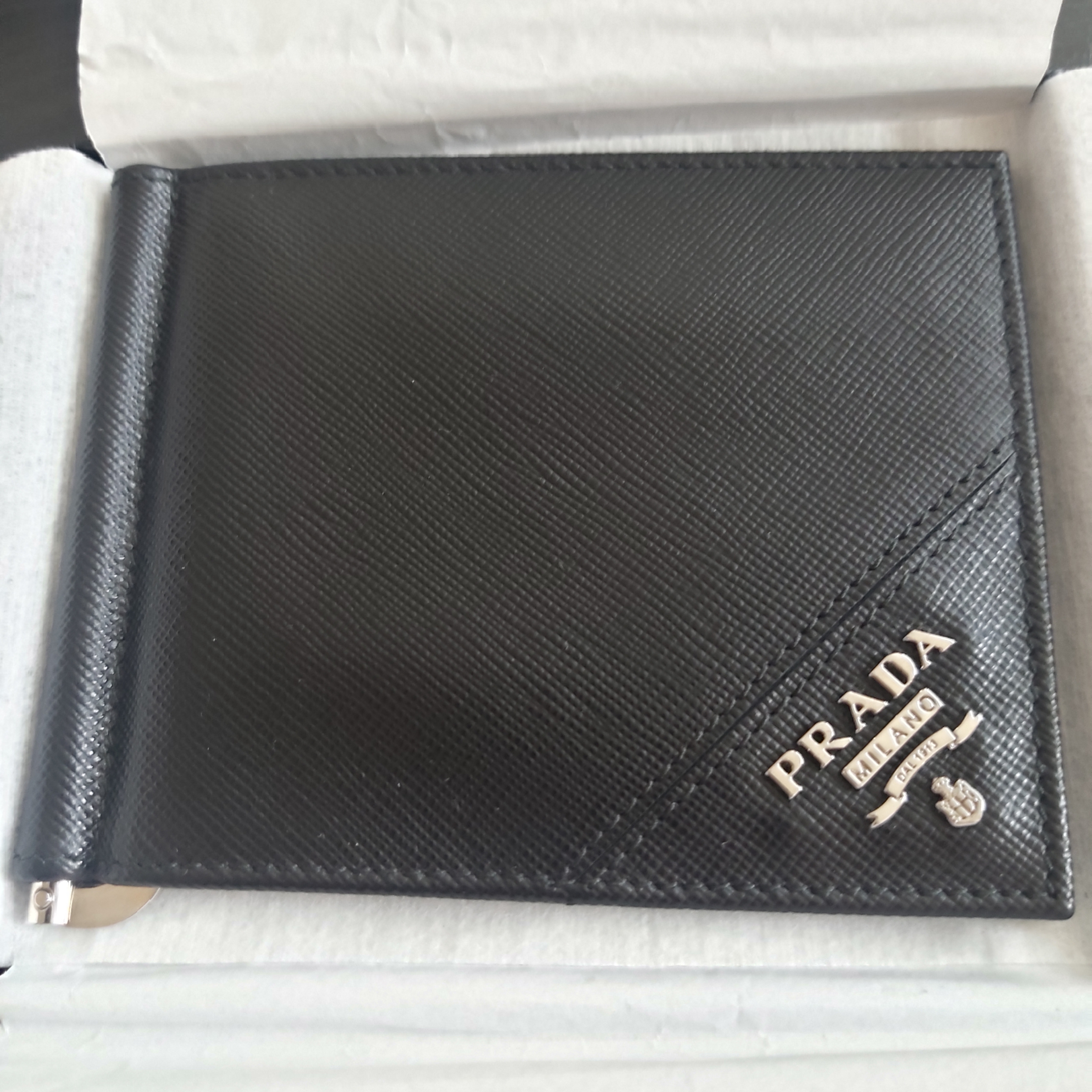 Prada Saffiano Leather Money Clip Wallet Black 착용 스타일