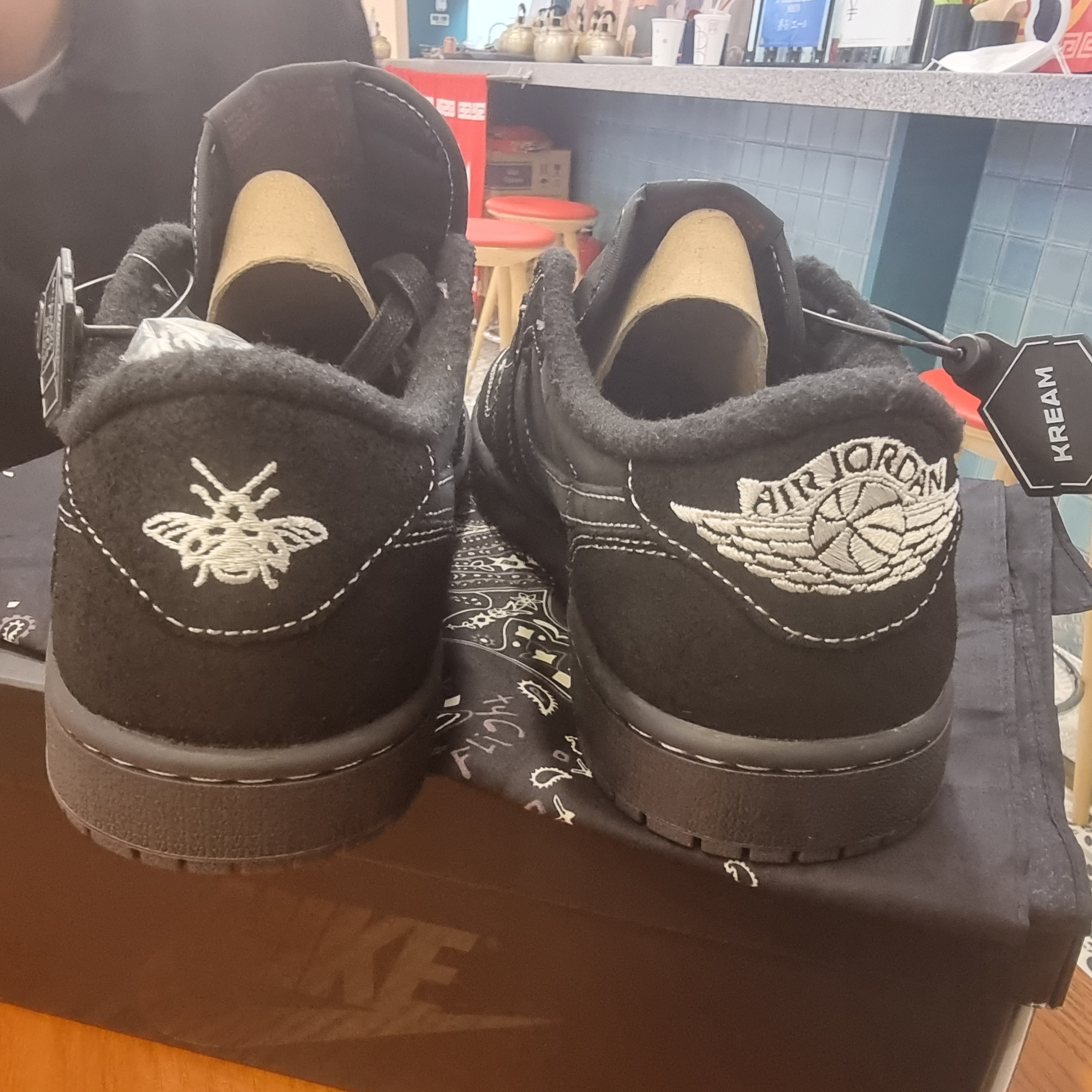 Jordan 1 x Travis Scott Retro Low OG SP Black Phantom 착용 스타일 - 2