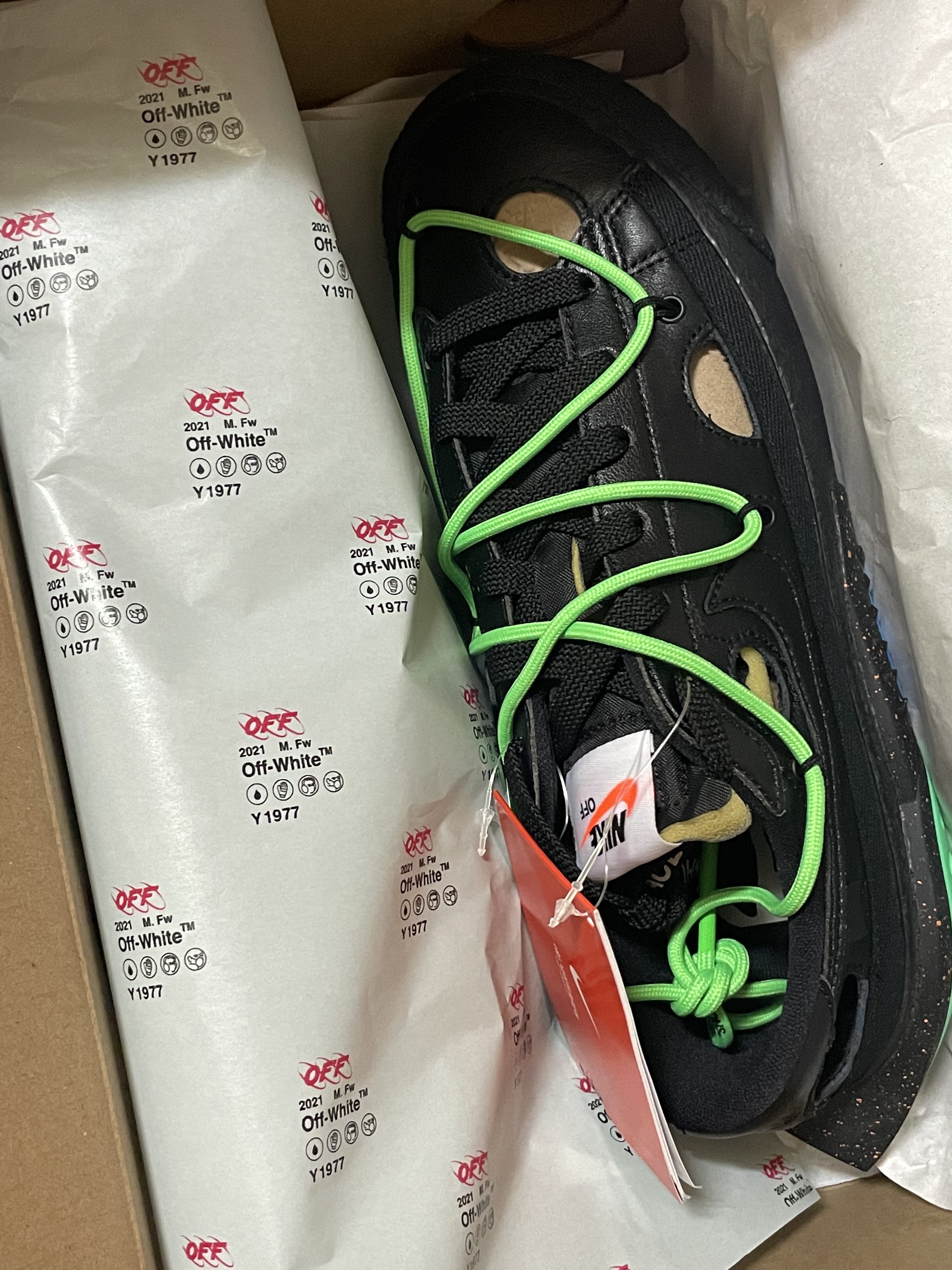 Nike x Off-White Blazer Low '77 Black and Electro Green 착용 스타일