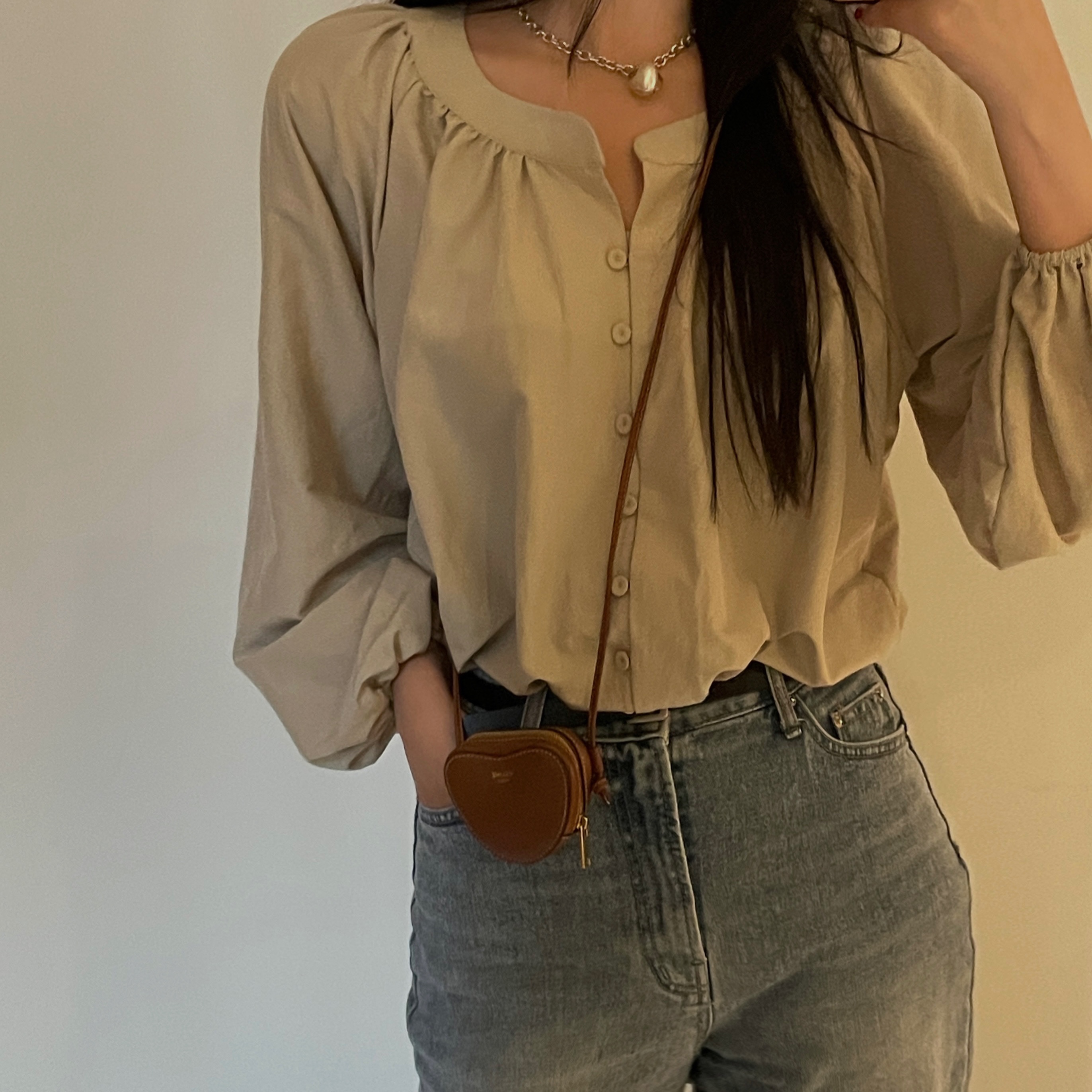 Celine Crossbody Micro Heart in Smooth Calfskin Tan 착용 스타일