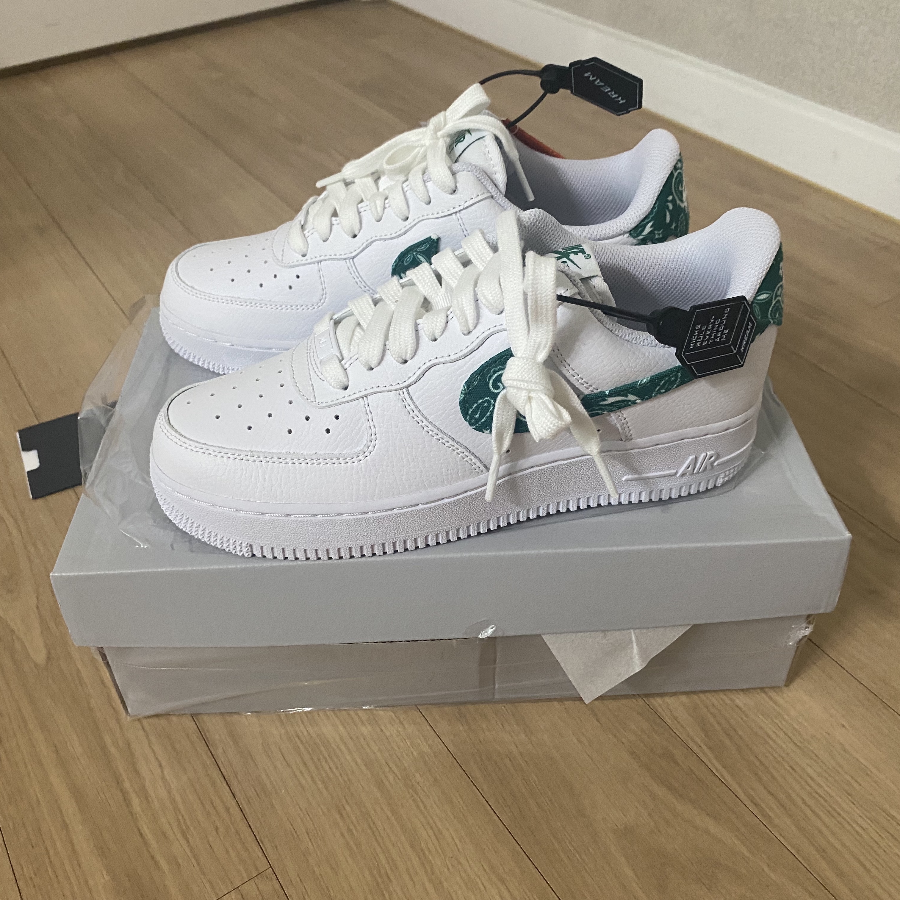 (W) Nike Air Force 1 '07 Essential Paisley Swoosh White Malachite 착용 스타일