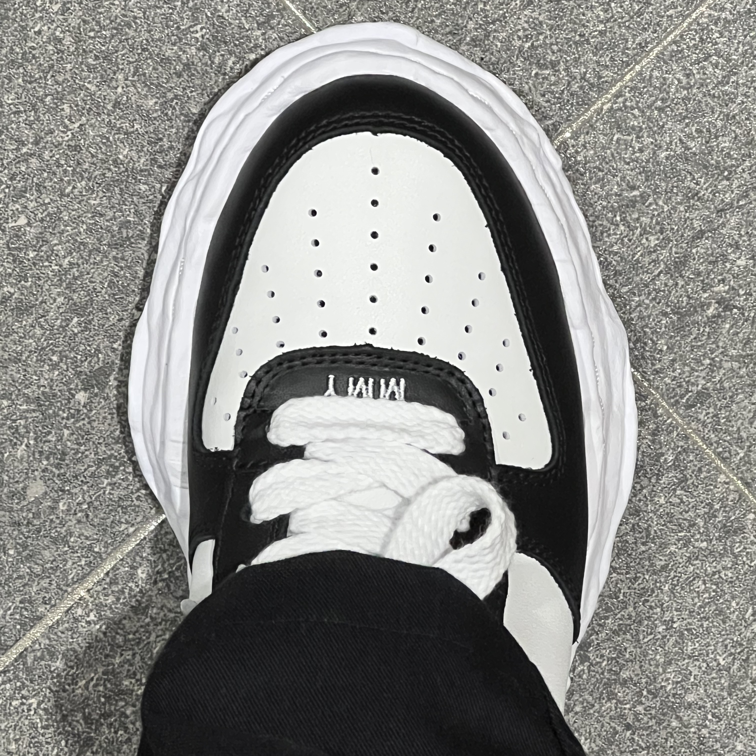 Maison Mihara Yasuhiro Wayne OG Sole Leather Low-top Sneakers Black White 착용 스타일 - 1