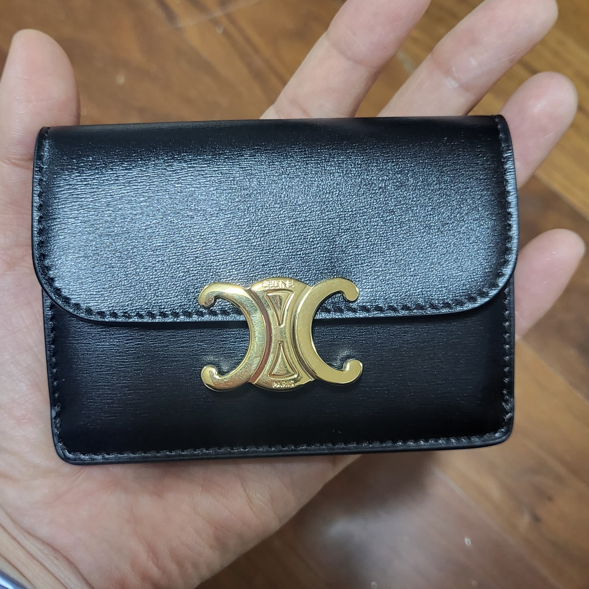 Celine Card Holder with Flap in Shiny Calfskin Black 착용 스타일