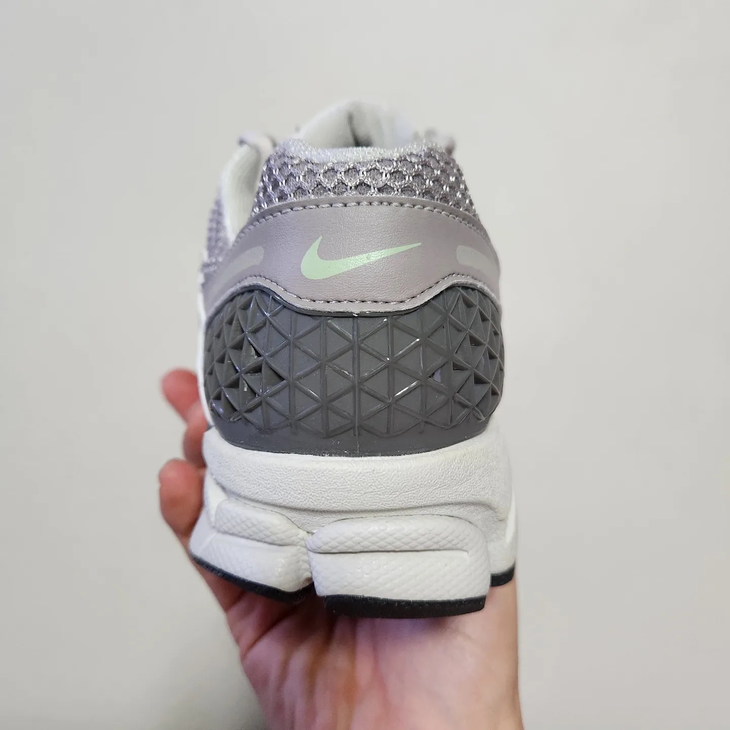 (W) Nike Zoom Vomero 5 Cobblestone and Flat Pewter 착용 스타일 - 5