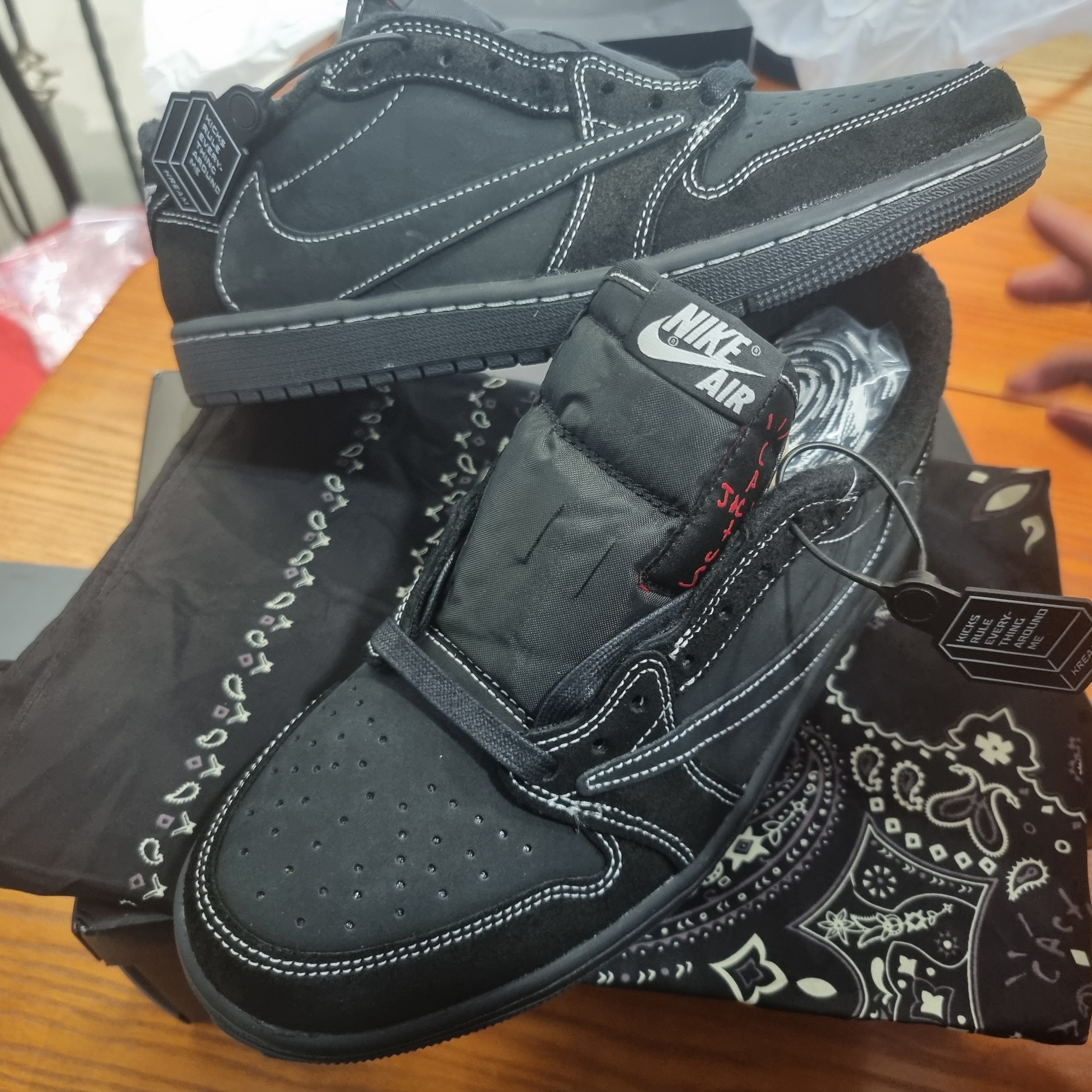 Jordan 1 x Travis Scott Retro Low OG SP Black Phantom 착용 스타일 - 1