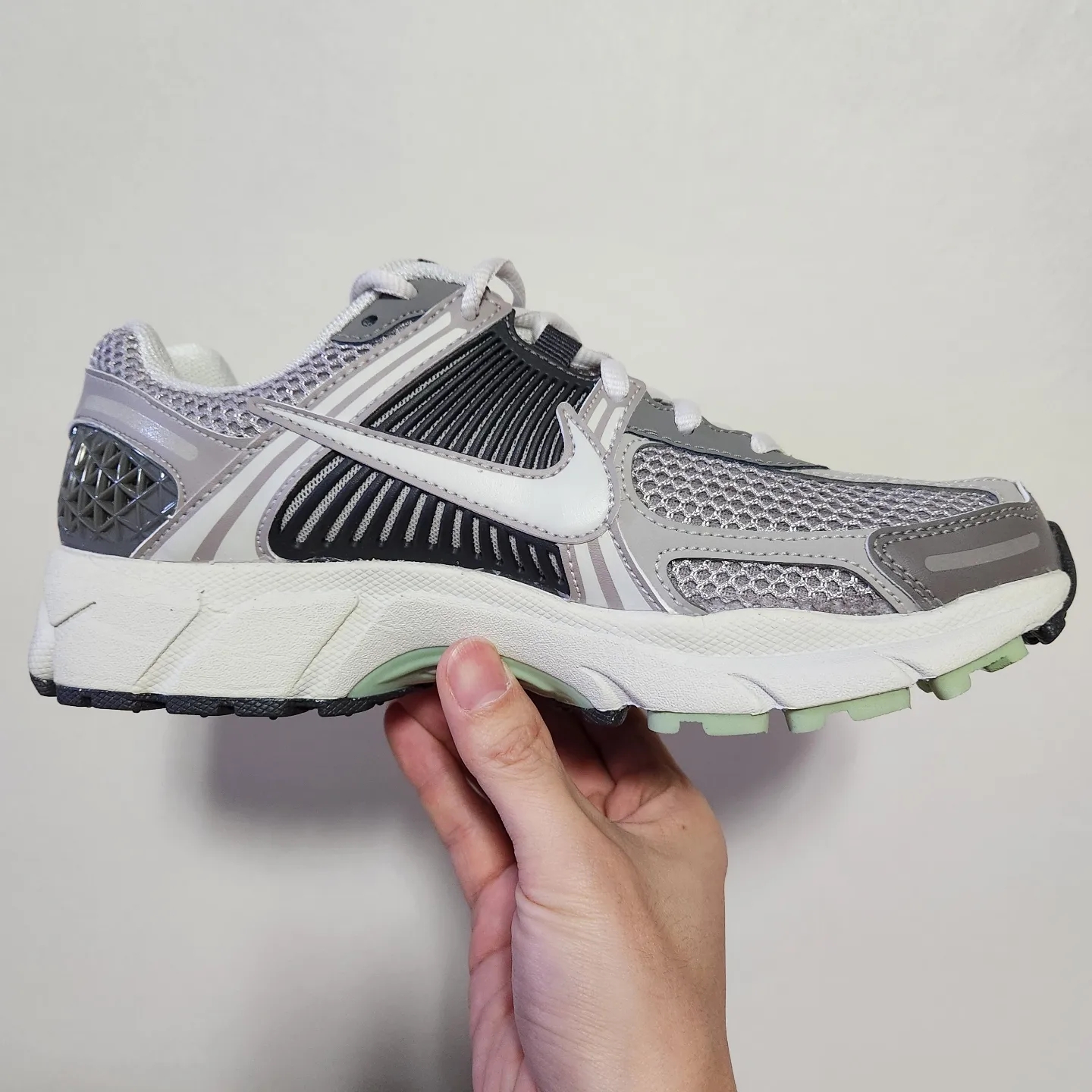 (W) Nike Zoom Vomero 5 Cobblestone and Flat Pewter 착용 스타일 - 4