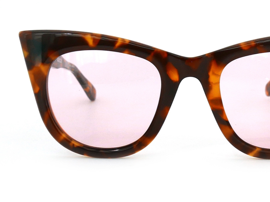 Native Sons x Sacai Krasner Orange Tortoise 착용 스타일 - 2