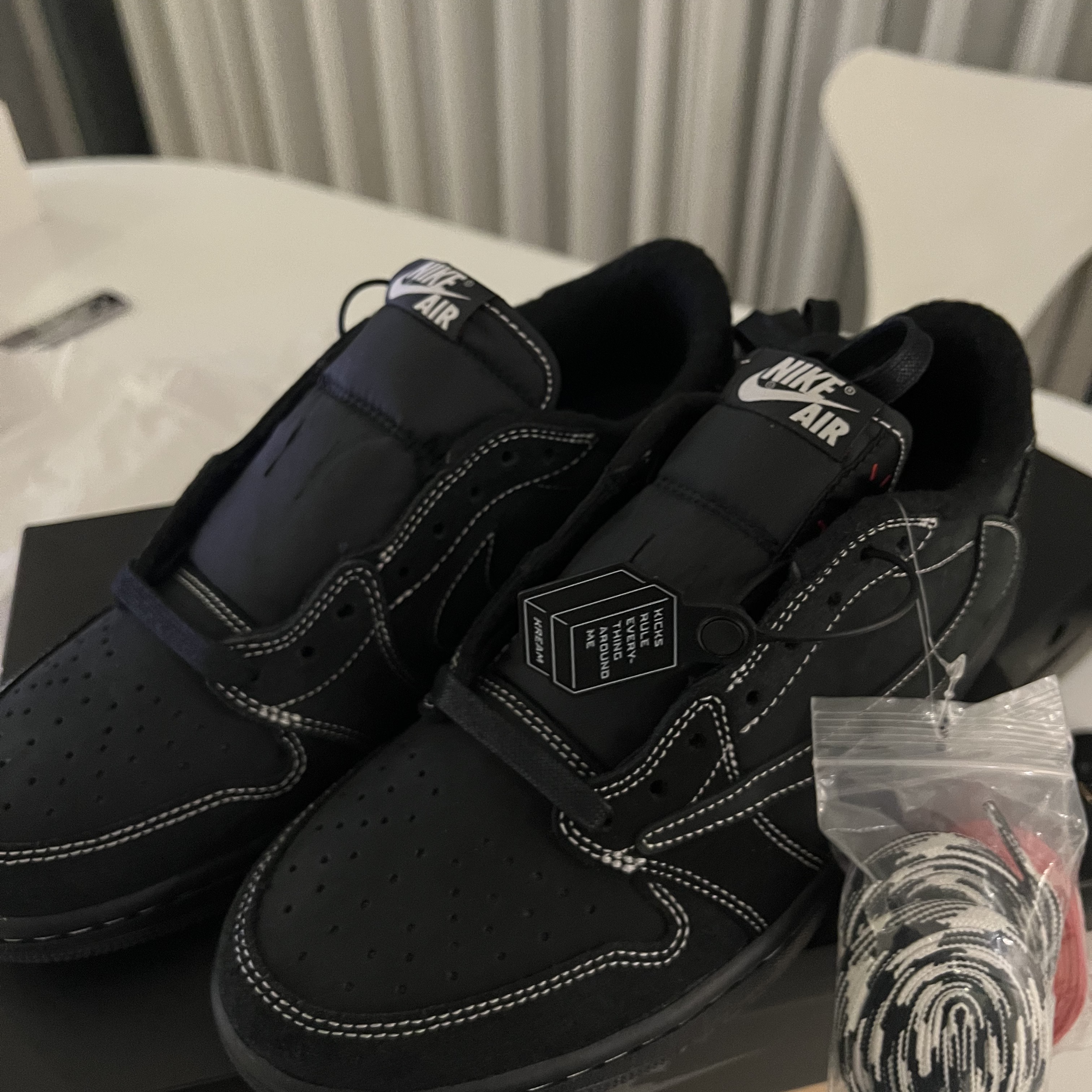 Jordan 1 x Travis Scott Retro Low OG SP Black Phantom 착용 스타일 - 3