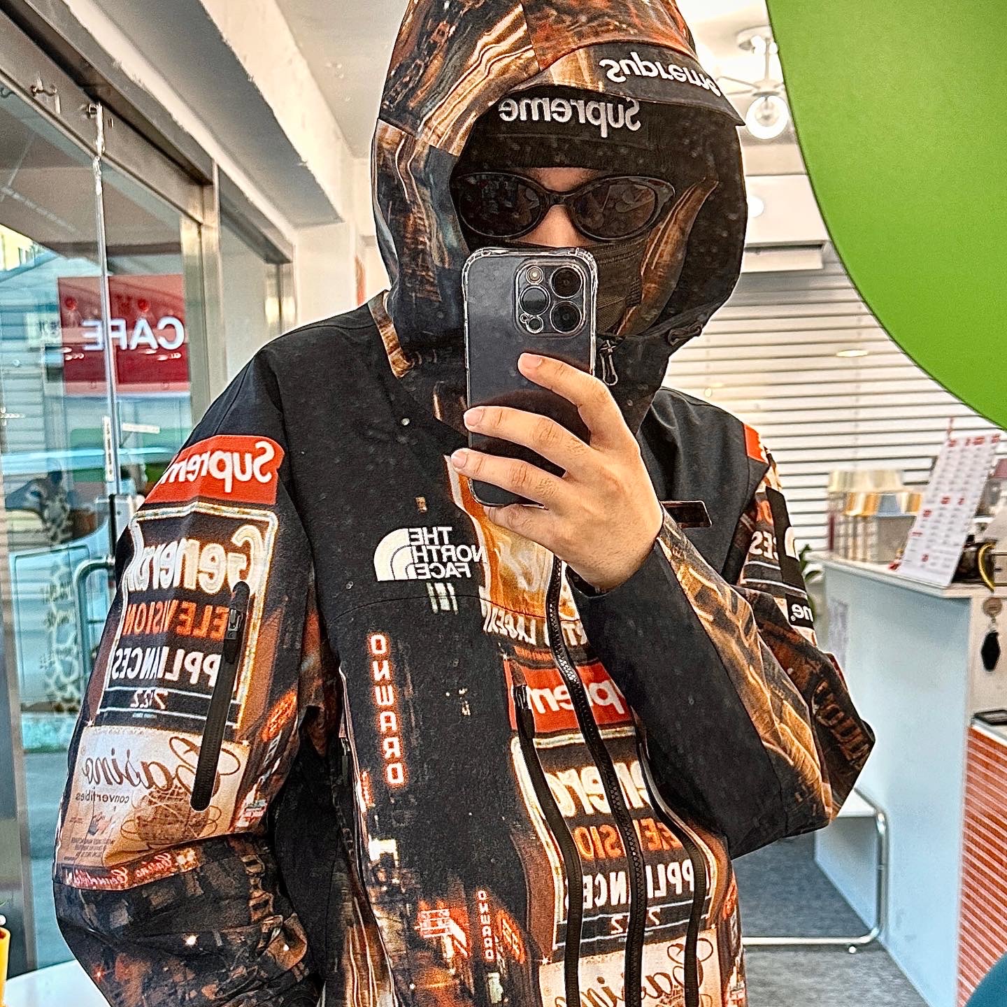 Supreme x The North Face Taped Seam Shell Jacket Times Square - 22FW, Supreme New Era Box Logo Beanie Black - 21FW 착용 스타일