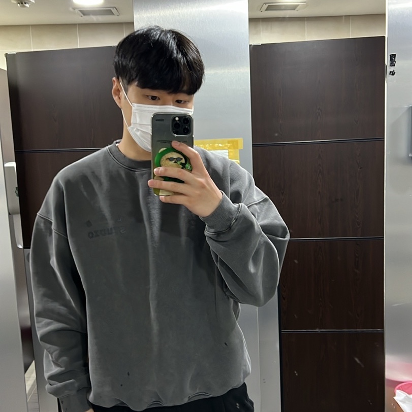 IAB Studio Pigment Sweatshirt & Mini Bag Black 착용 스타일