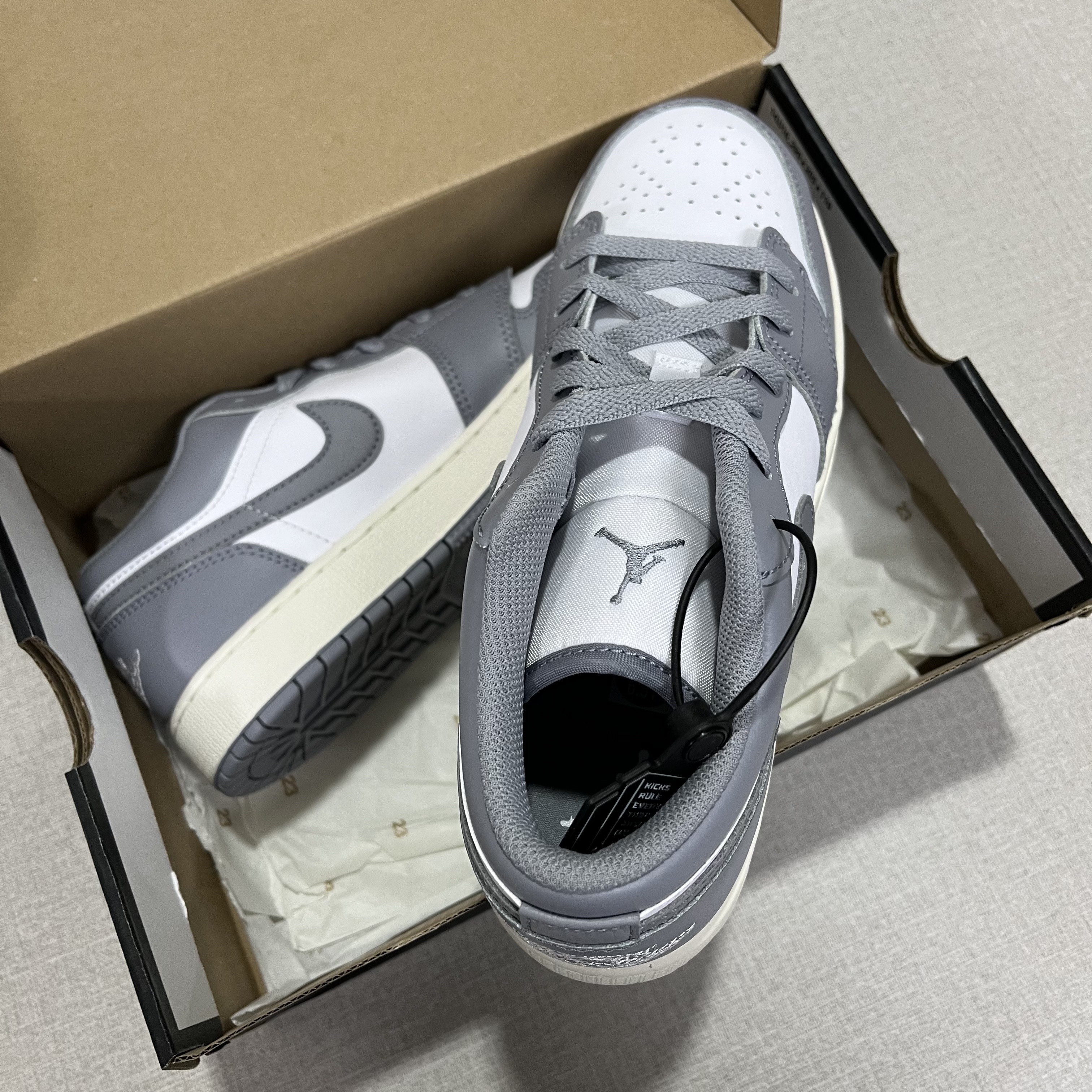 Jordan 1 Low Stealth and White 착용 스타일
