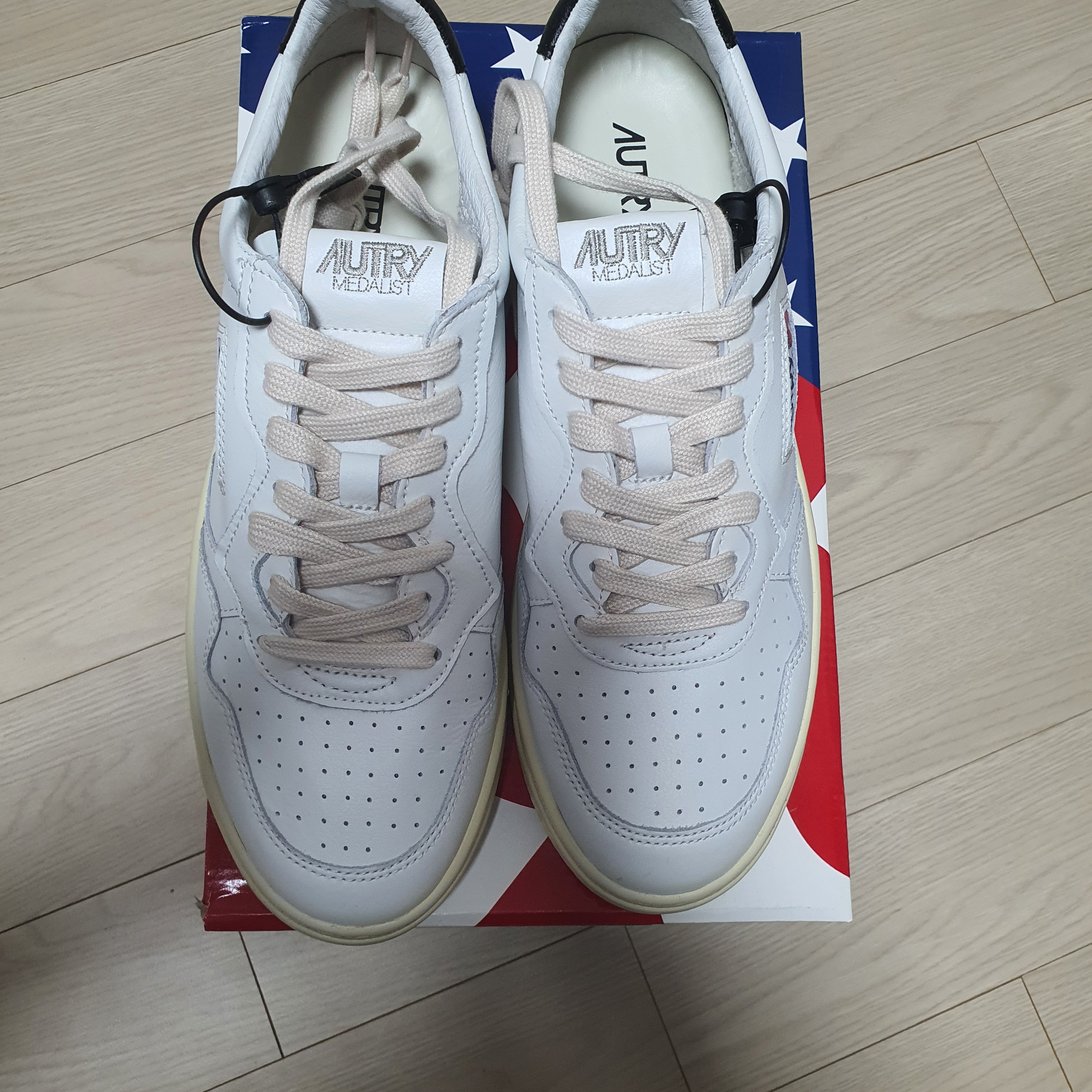 Autry Medalist Low Leather Sneakers White Black 착용 스타일 - 5