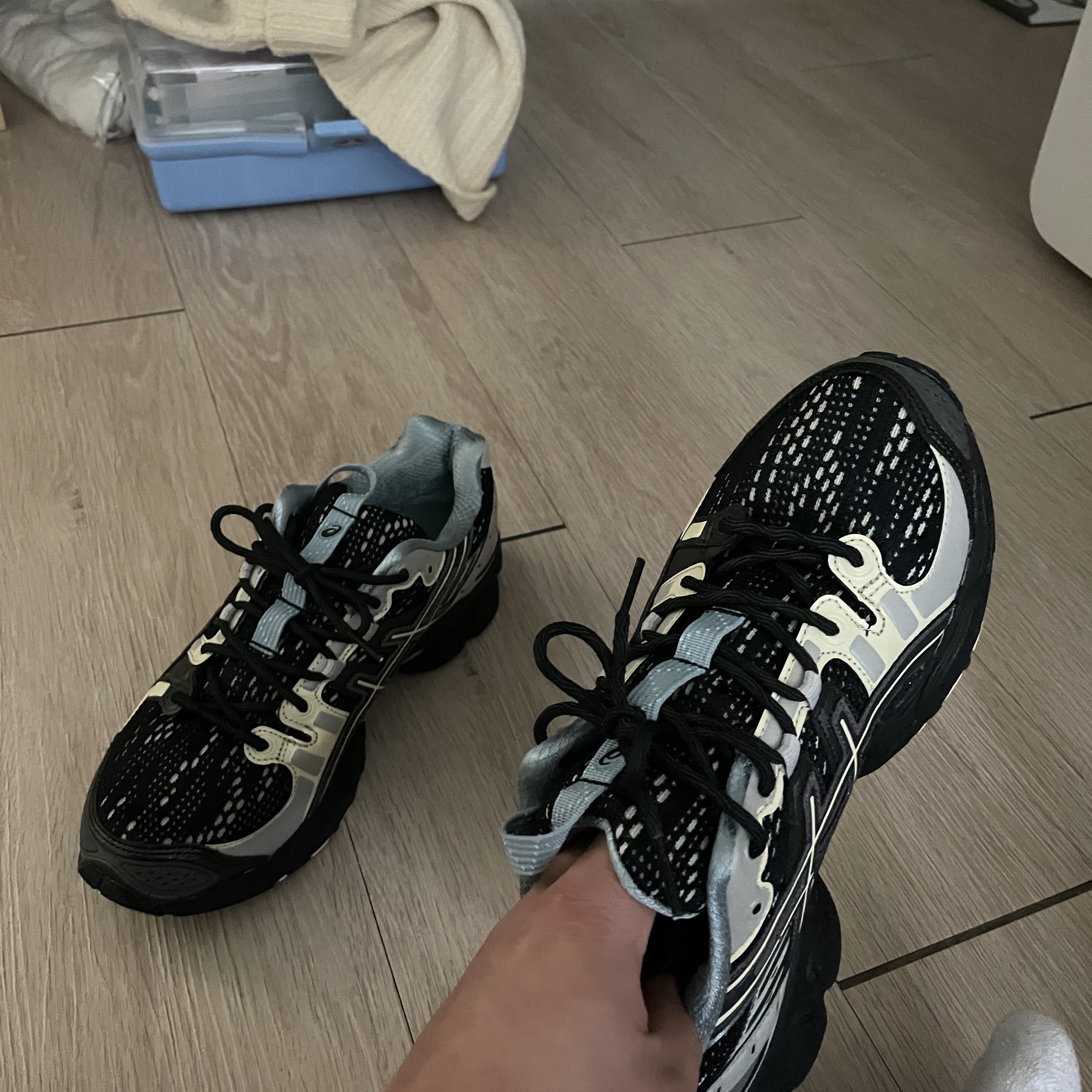 Asics UB5-S Gel-Nimbus 9 Black Gunmetal 착용 스타일