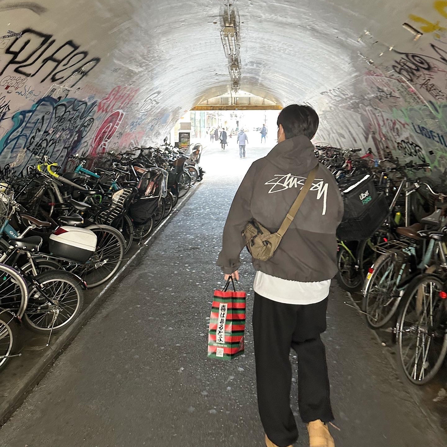 Stussy Wave Dye Beach Shell Jacket Black, C.P. Company Nylon B Crossbody Pack Ivy Green - 22FW 착용 스타일 - 2