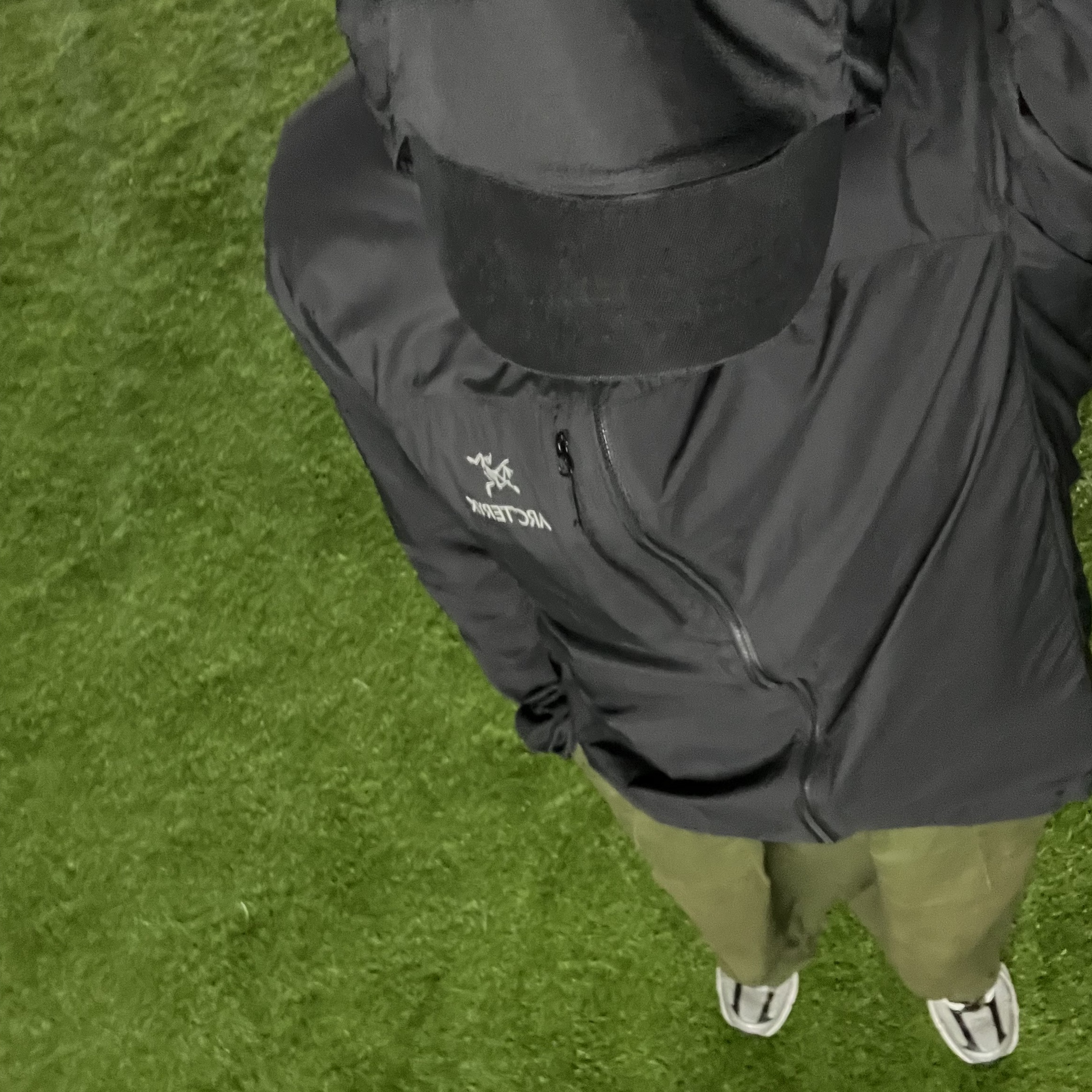 Arc'teryx Squamish Hoody Black, New Balance 530 White Silver 착용 스타일