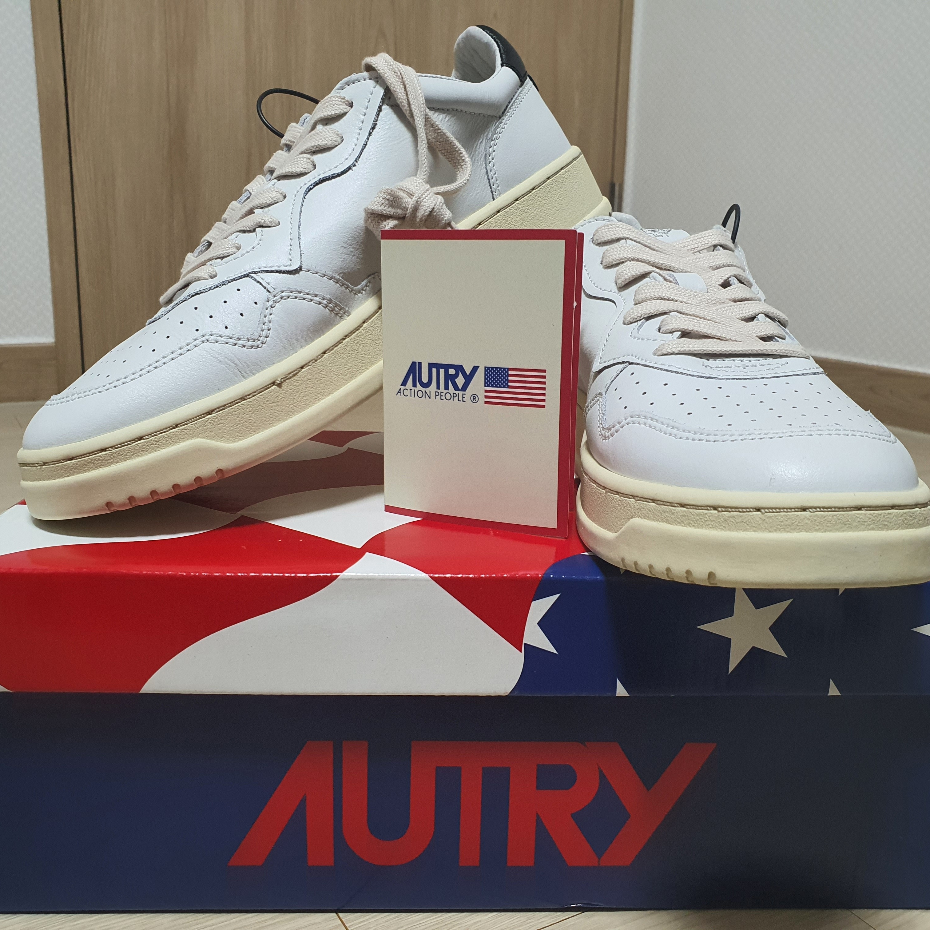 Autry Medalist Low Leather Sneakers White Black 착용 스타일 - 1