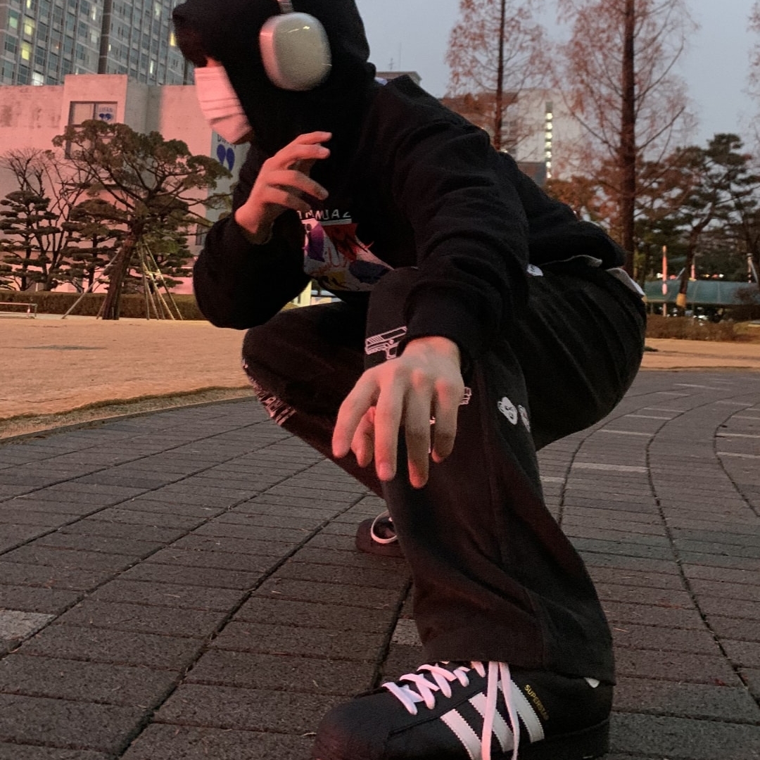 Adidas Superstar Core Black White, Apple AirPods Max Lightning Silver (Korean Ver.) 착용 스타일 - 1