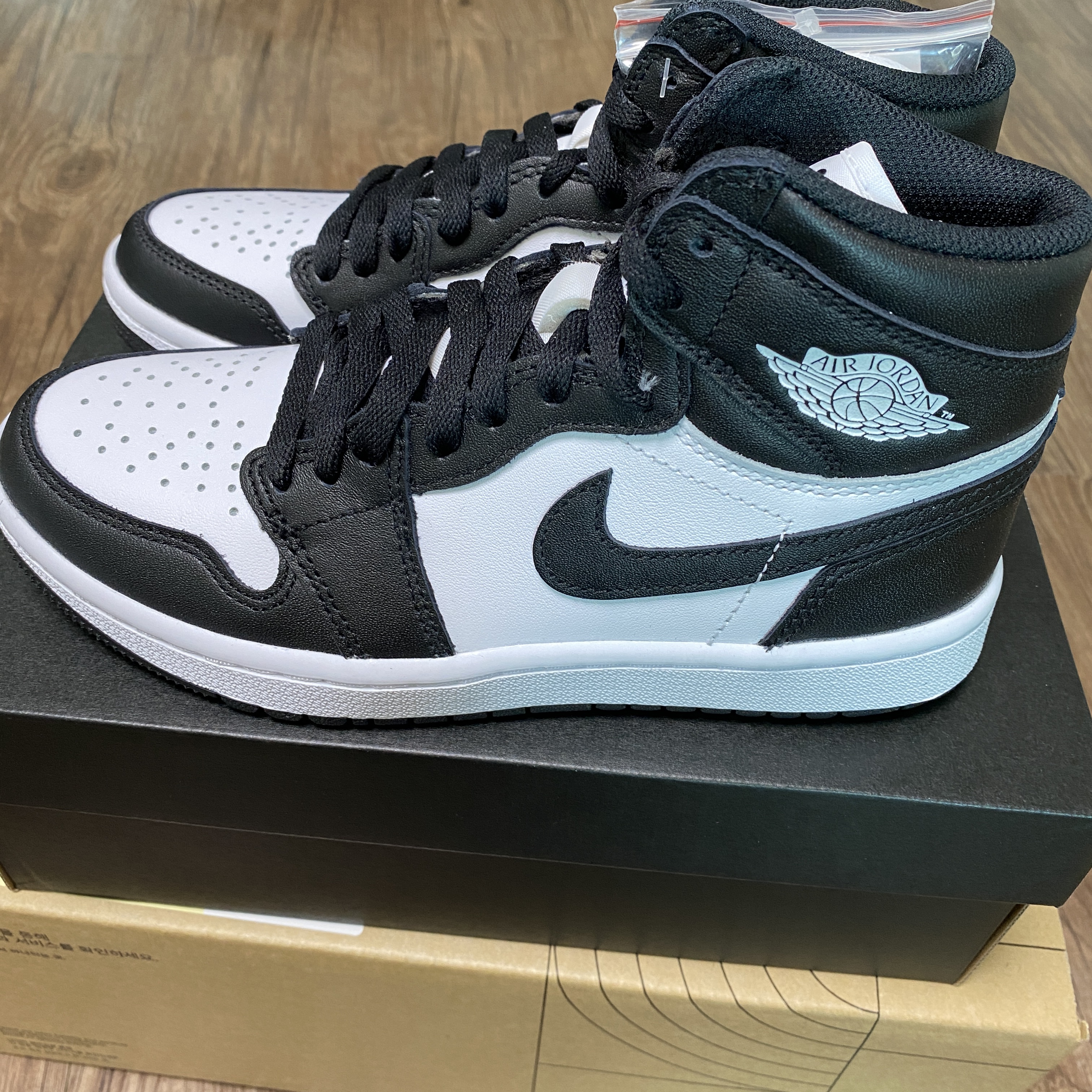 (GS) Jordan 1 Retro High OG Chicago 2022, Jordan 1 High Golf White Black 착용 스타일 - 4