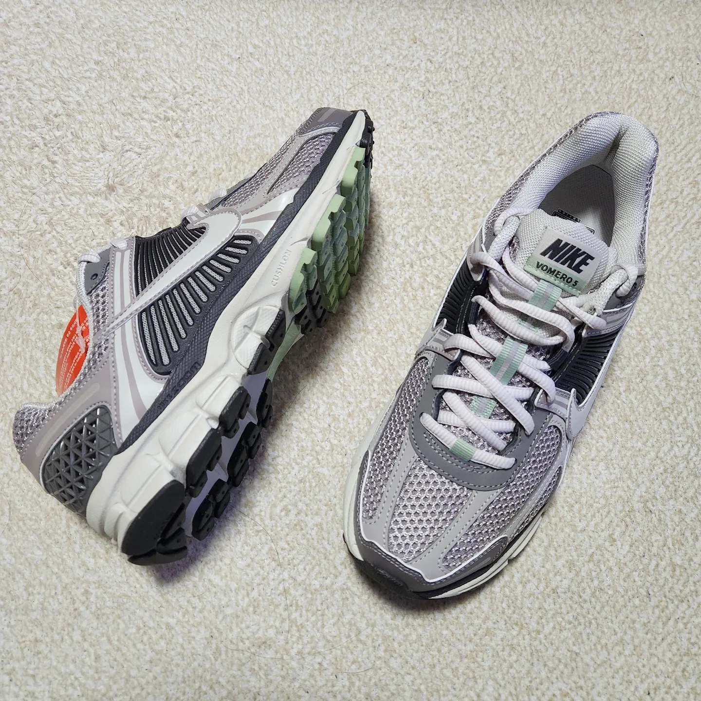 (W) Nike Zoom Vomero 5 Cobblestone and Flat Pewter 착용 스타일 - 1